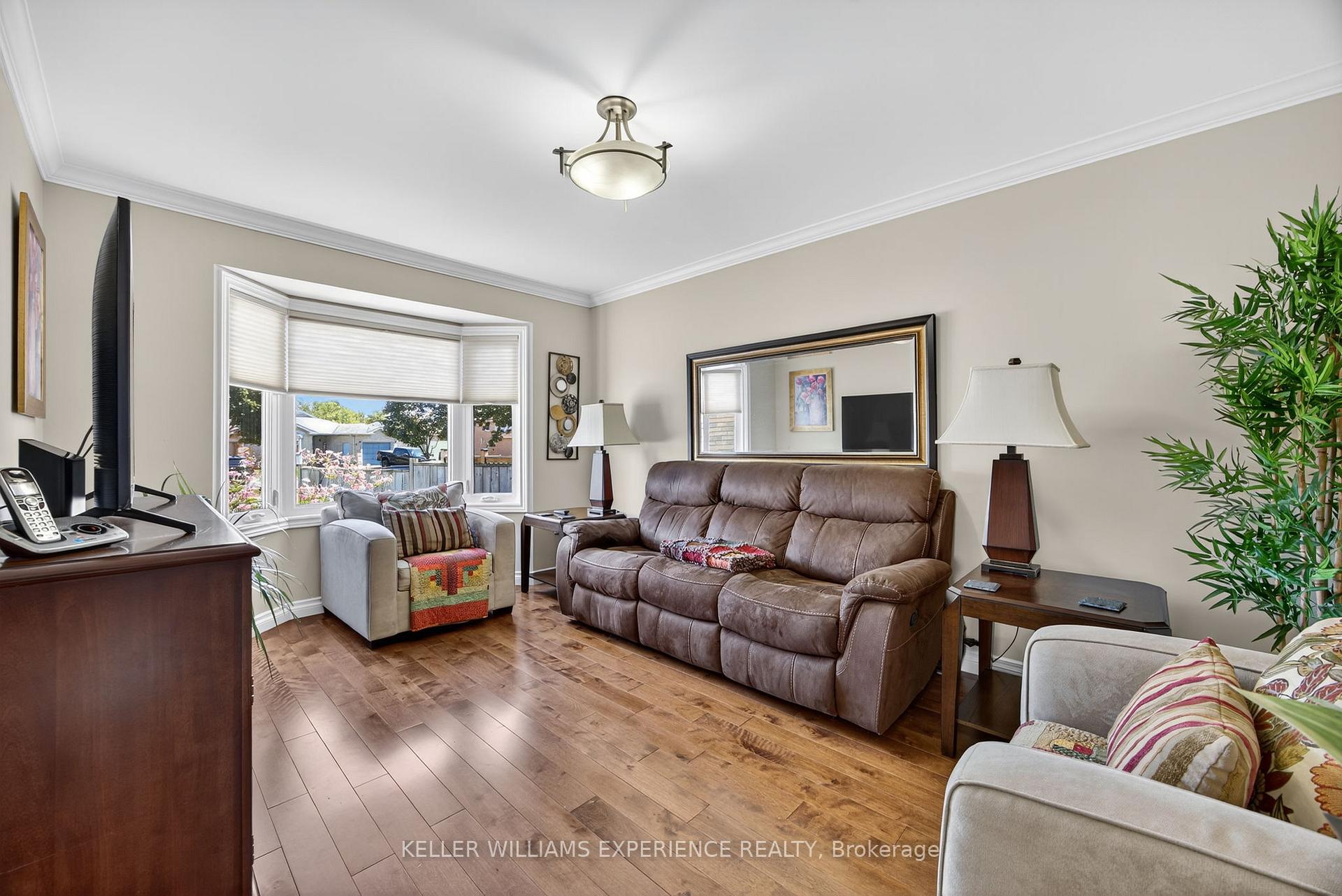 Photo 5 of 38 Assiniboine Drive, Barrie, Holly — HOMEH