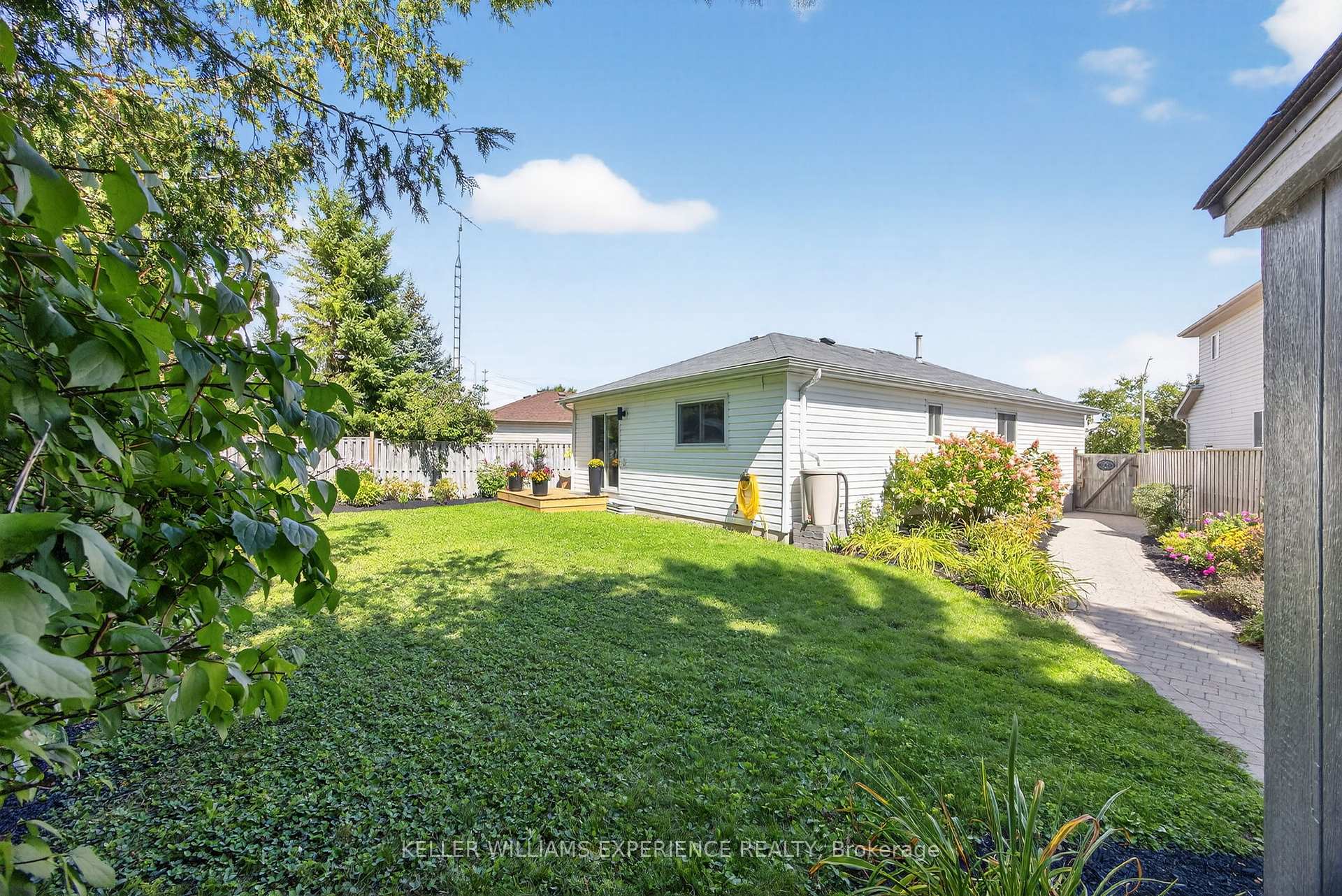 Photo 11 of 38 Assiniboine Drive, Barrie, Holly — HOMEH