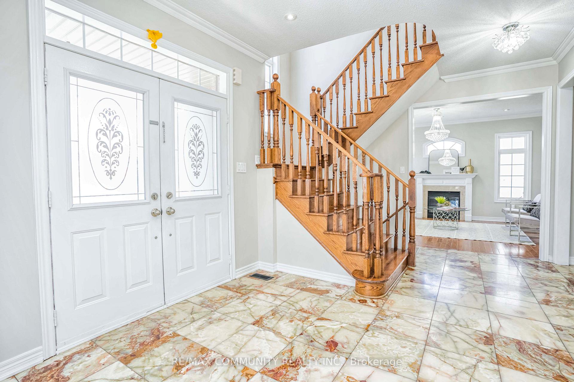 Photo 4 of 42 Reginald Lamb Crescent, Markham, Box Grove — HOMEH