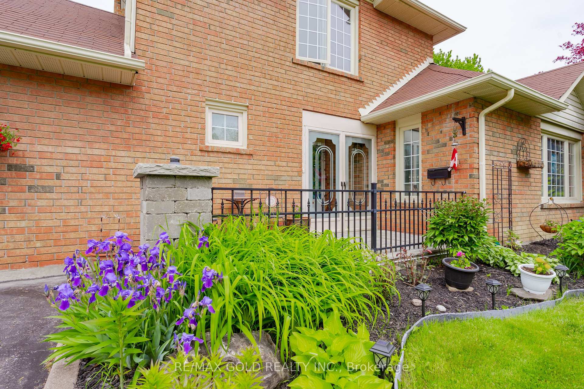 Photo 2 of 7 Wadsworth Circle, Brampton, Snelgrove — HOMEH