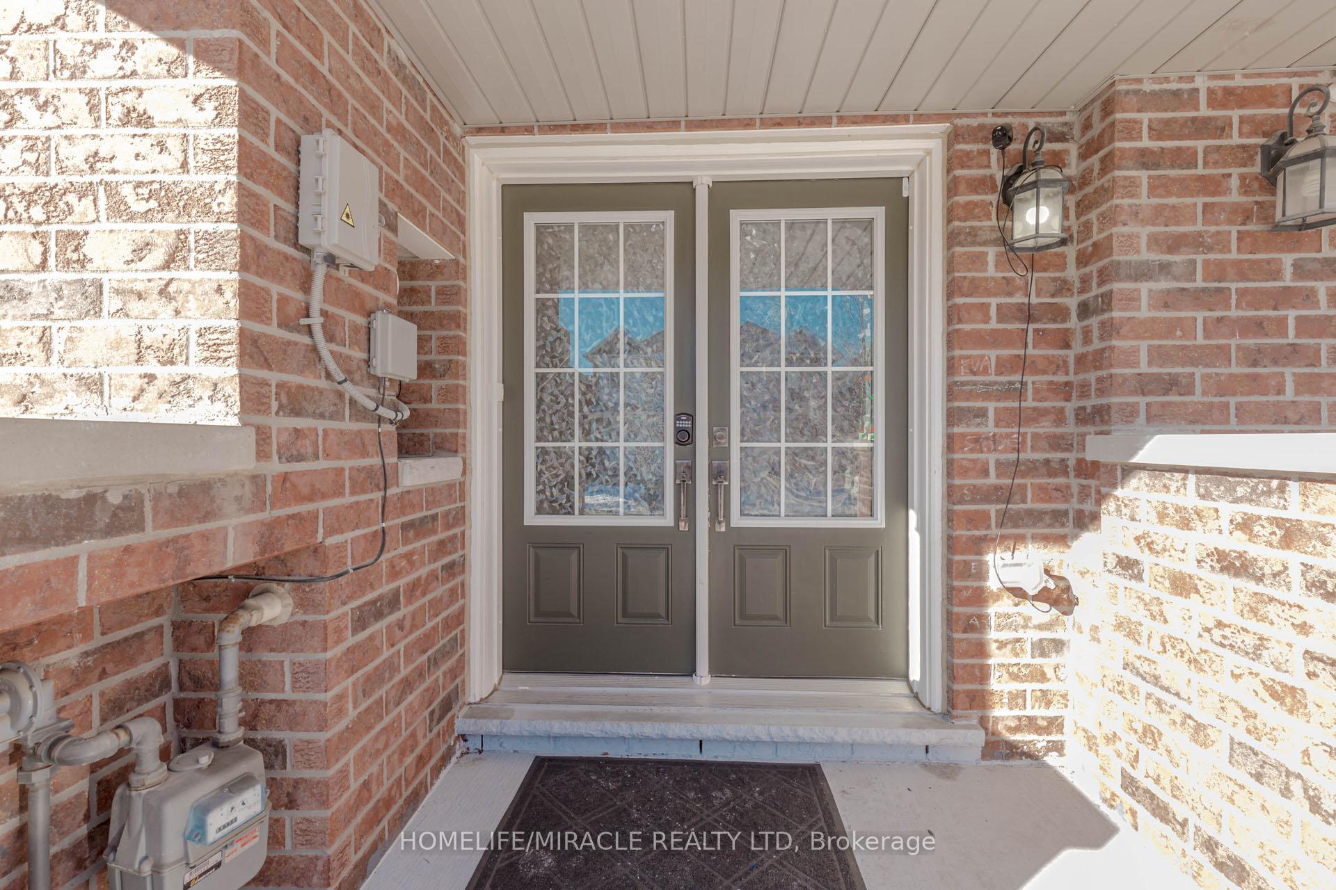 Photo 4 of 138 Baffin Crescent, Brampton, Northwest Brampton — HOMEH