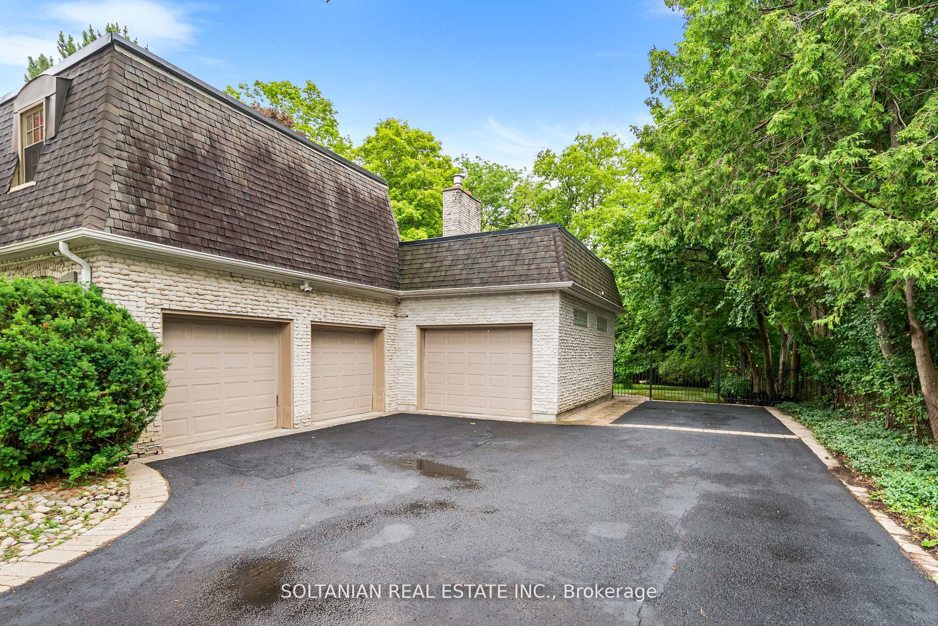 Photo 11 of 24 Laureleaf Road, Markham, Bayview Glen — HOMEH