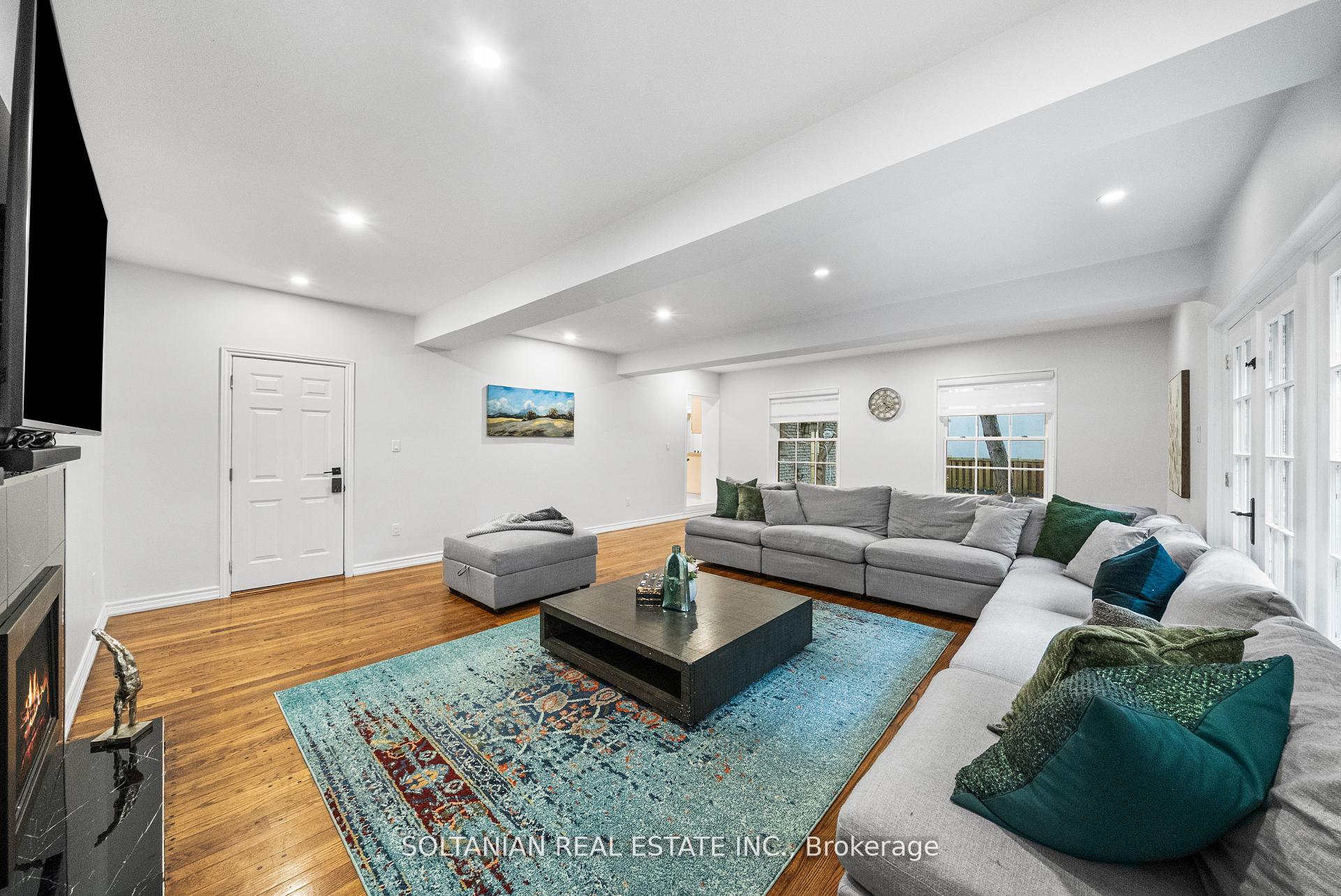 Photo 12 of 24 Laureleaf Road, Markham, Bayview Glen — HOMEH