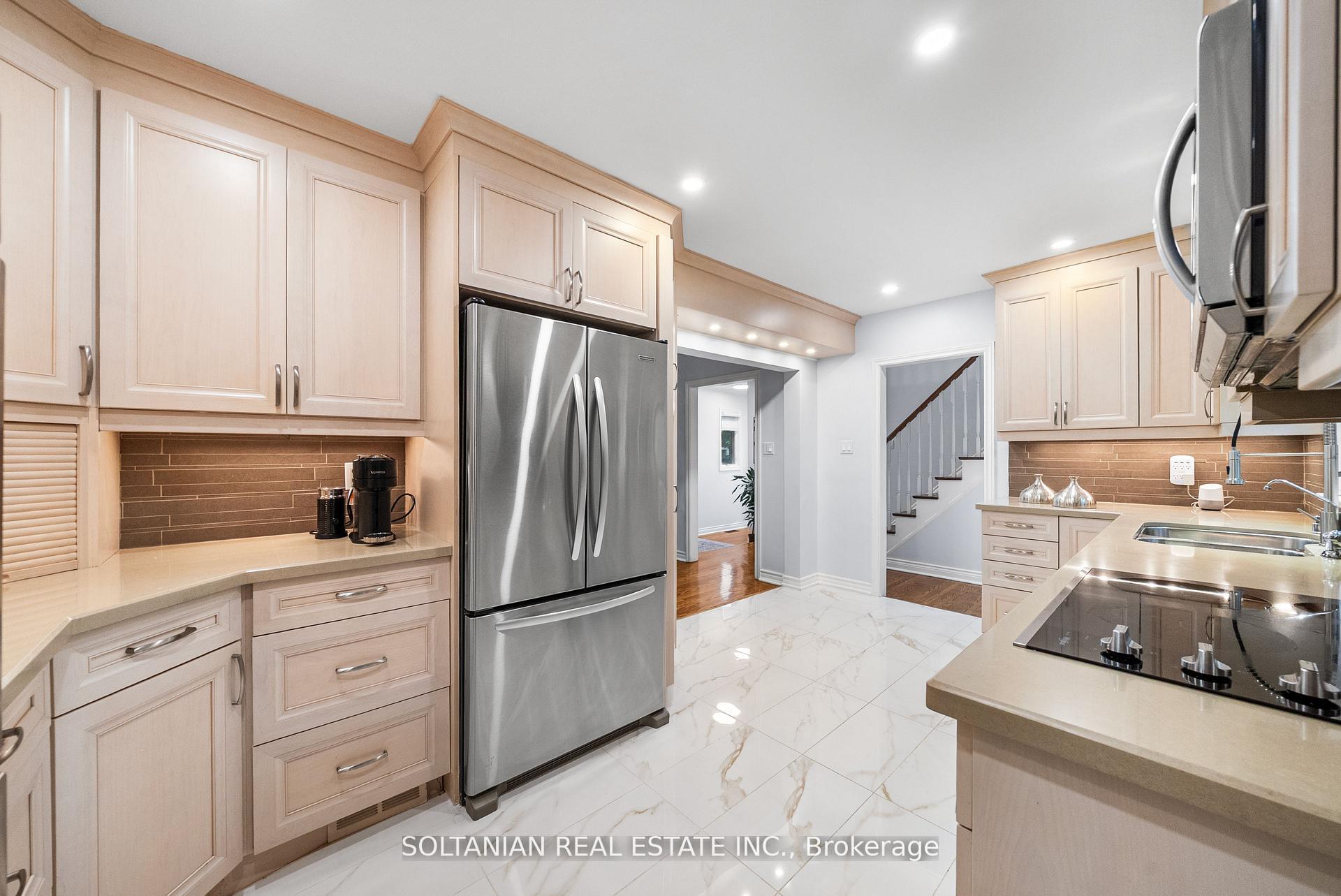 Photo 8 of 24 Laureleaf Road, Markham, Bayview Glen — HOMEH