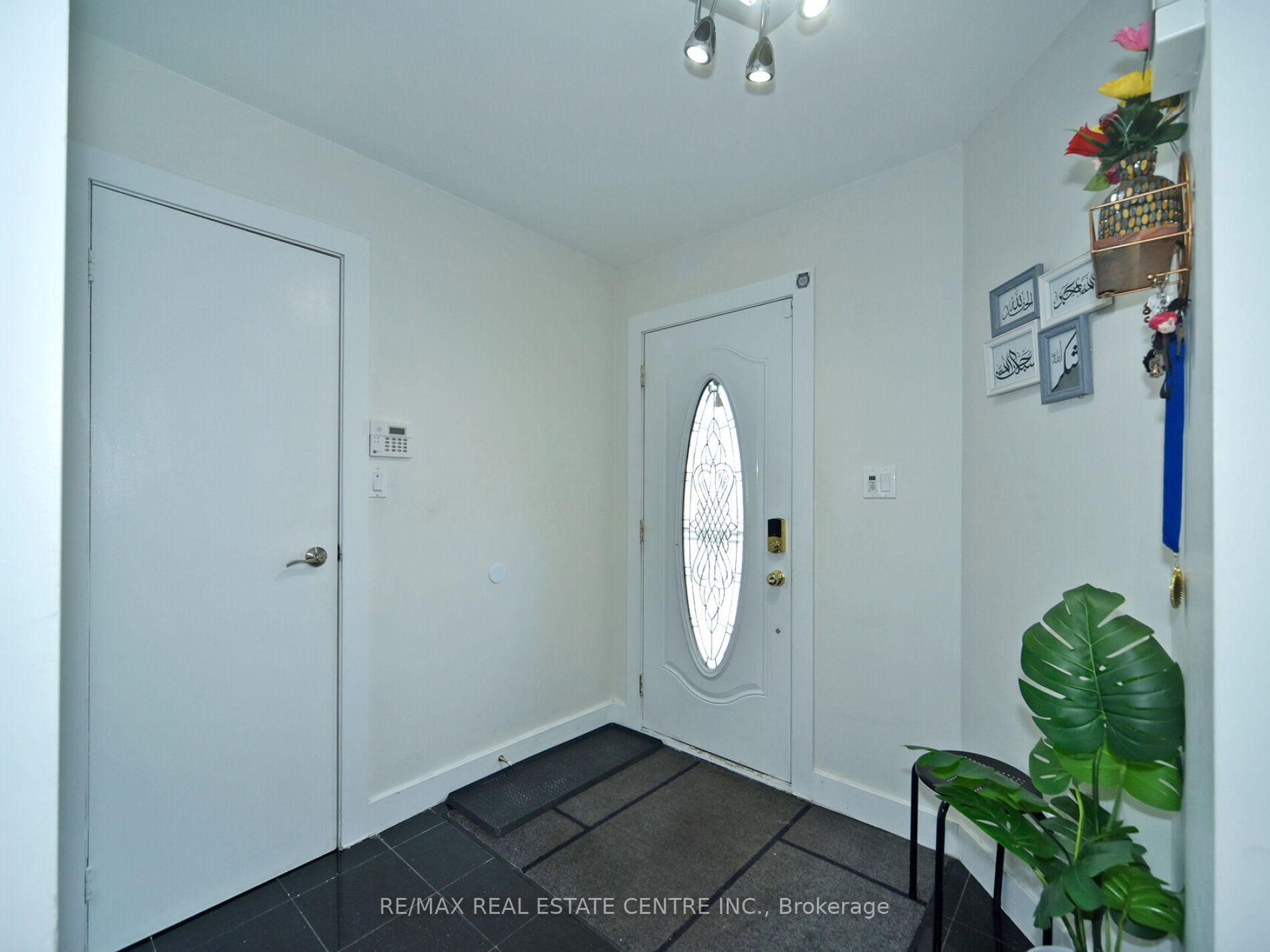Photo 2 of 41 Fieldview Crescent, Whitby, Blue Grass Meadows — HOMEH