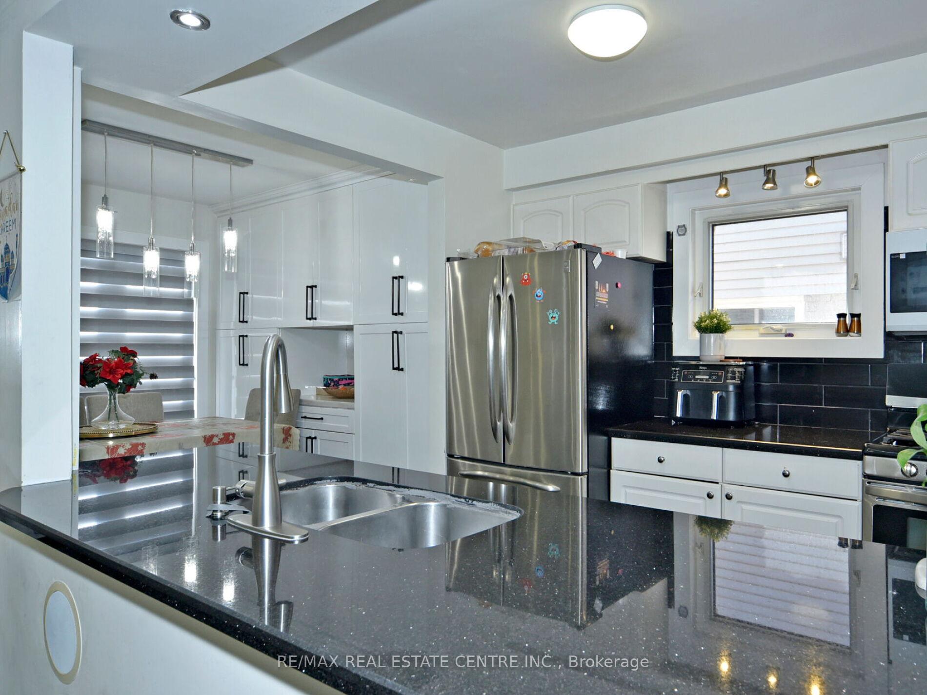 Photo 11 of 41 Fieldview Crescent, Whitby, Blue Grass Meadows — HOMEH