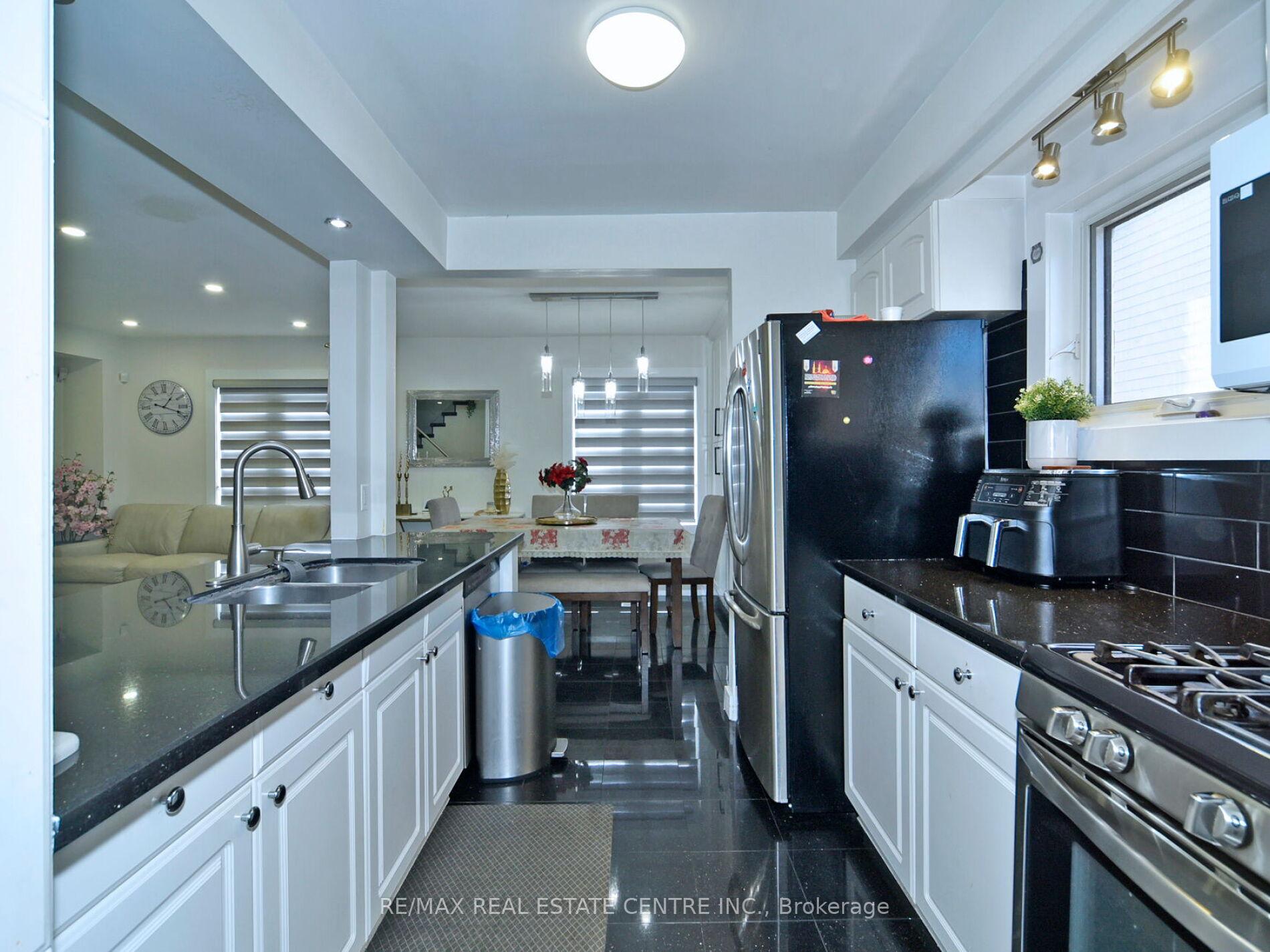 Photo 13 of 41 Fieldview Crescent, Whitby, Blue Grass Meadows — HOMEH