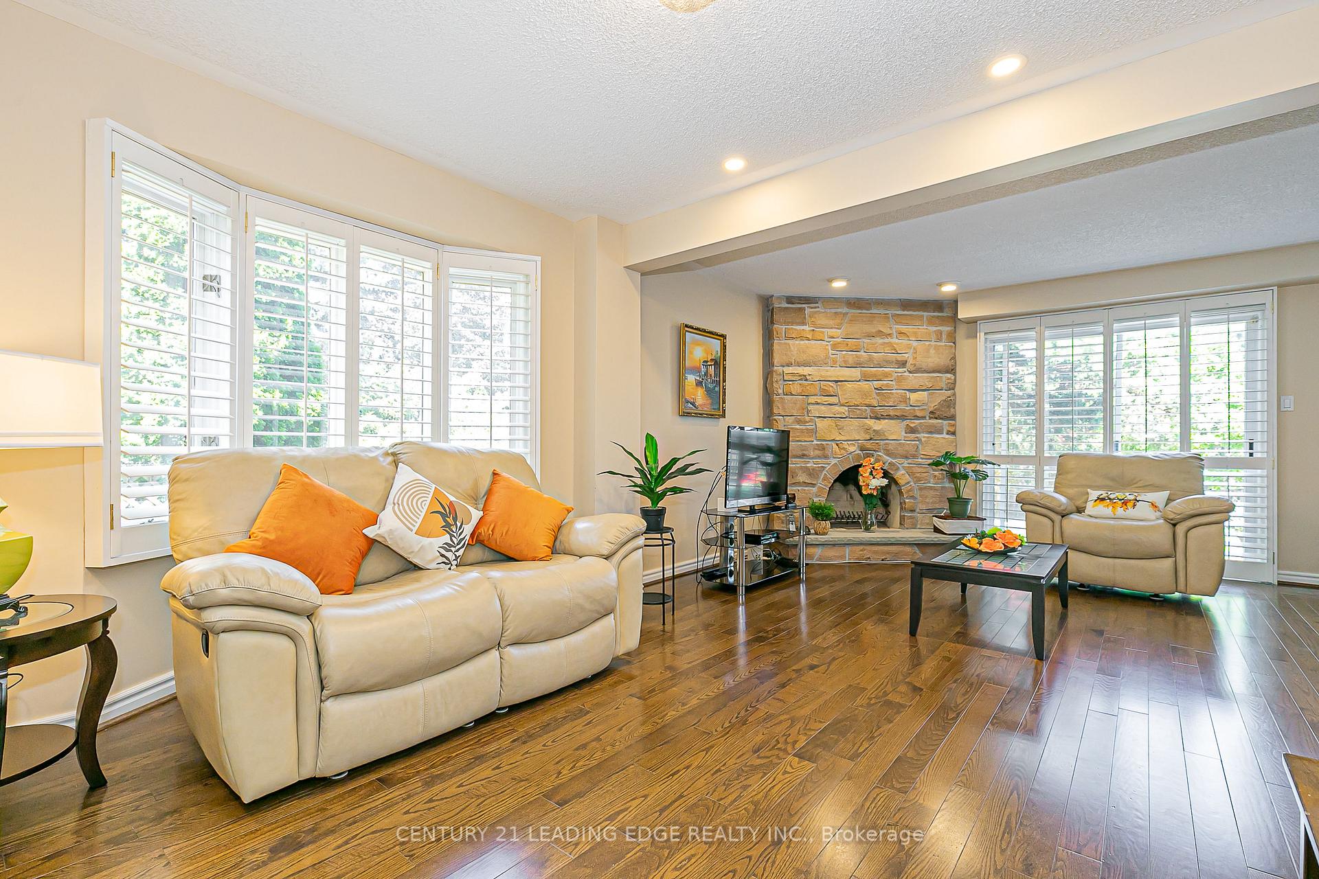 Photo 3 of 45 John Button Boulevard, Markham, Buttonville — HOMEH