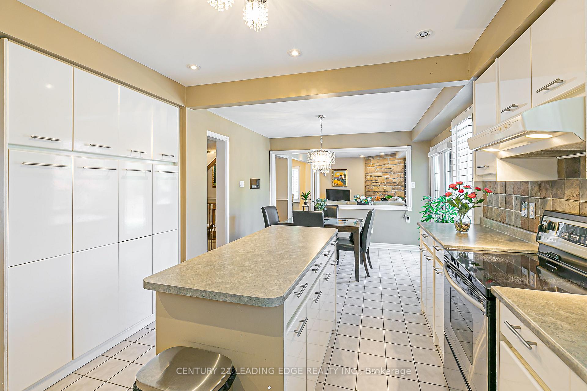 Photo 8 of 45 John Button Boulevard, Markham, Buttonville — HOMEH