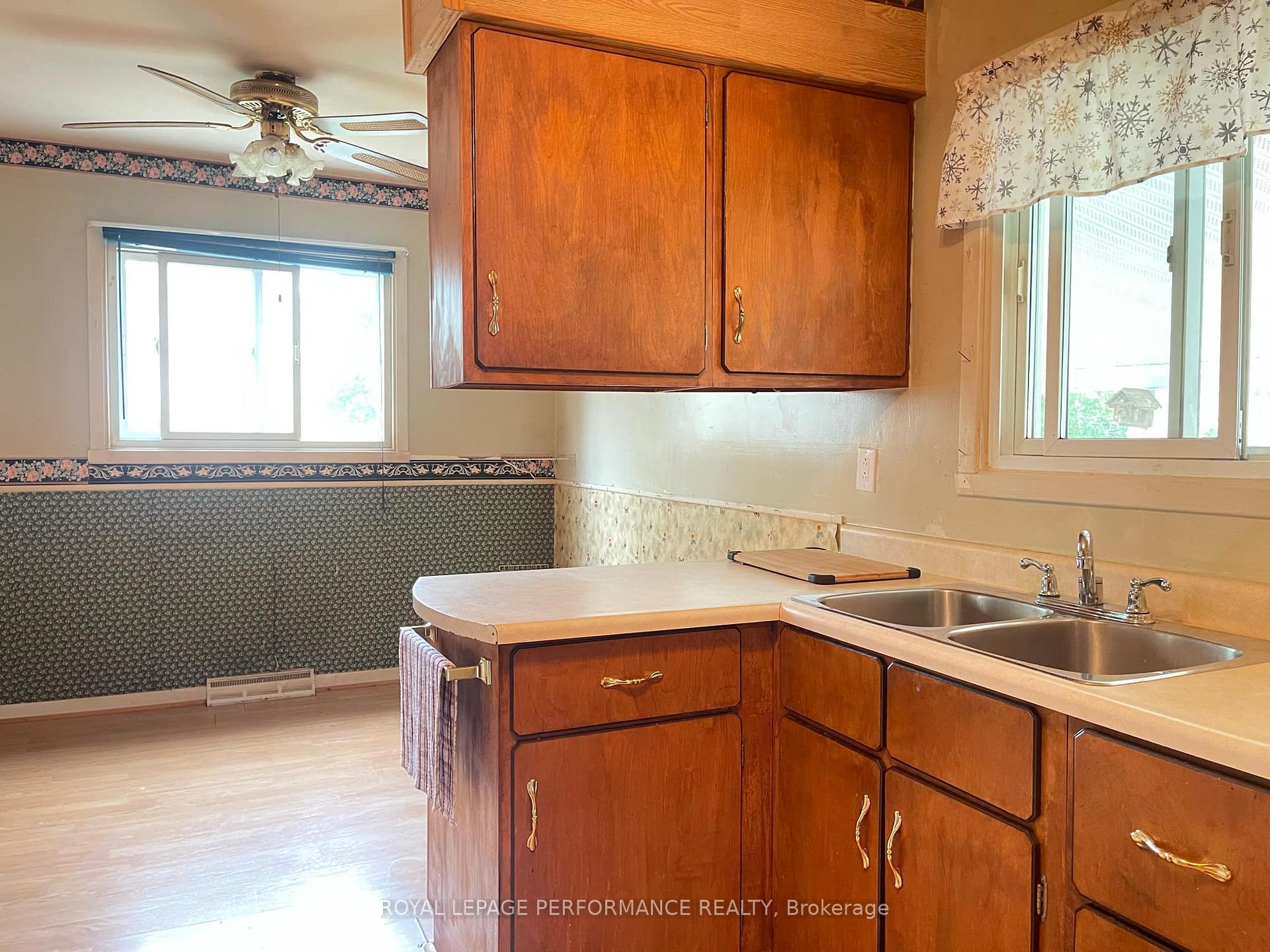 Photo 2 of 635 Hamilton Crescent E, Cornwall — HOMEH