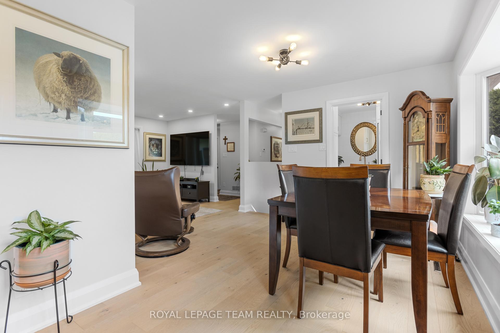 Photo 4 of 2248 Wallingford Way, Ottawa, North Gower — HOMEH