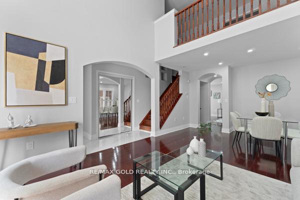 Photo 2 of 16 Upshall Drive, Brampton, Vales of Castlemore — HOMEH