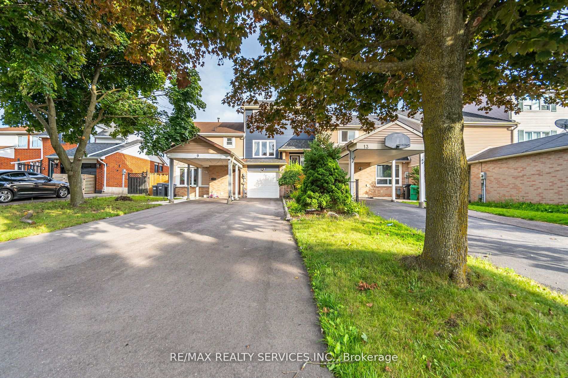 Photo 10 of 11 Courtleigh Square, Brampton, Heart Lake East — HOMEH