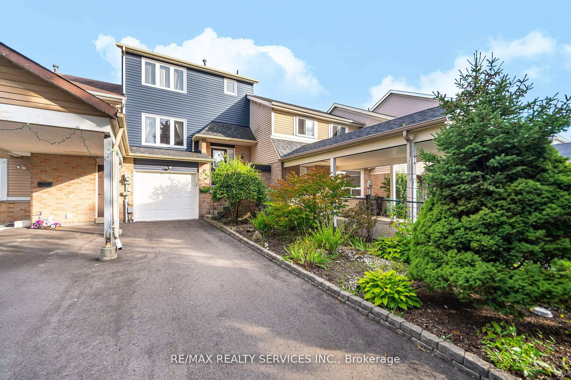 Photo 7 of 11 Courtleigh Square, Brampton, Heart Lake East — HOMEH