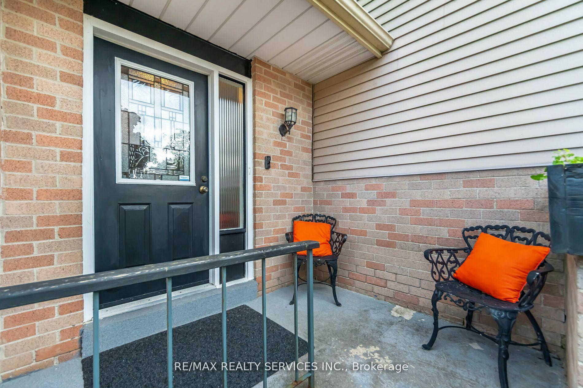 Photo 5 of 11 Courtleigh Square, Brampton, Heart Lake East — HOMEH