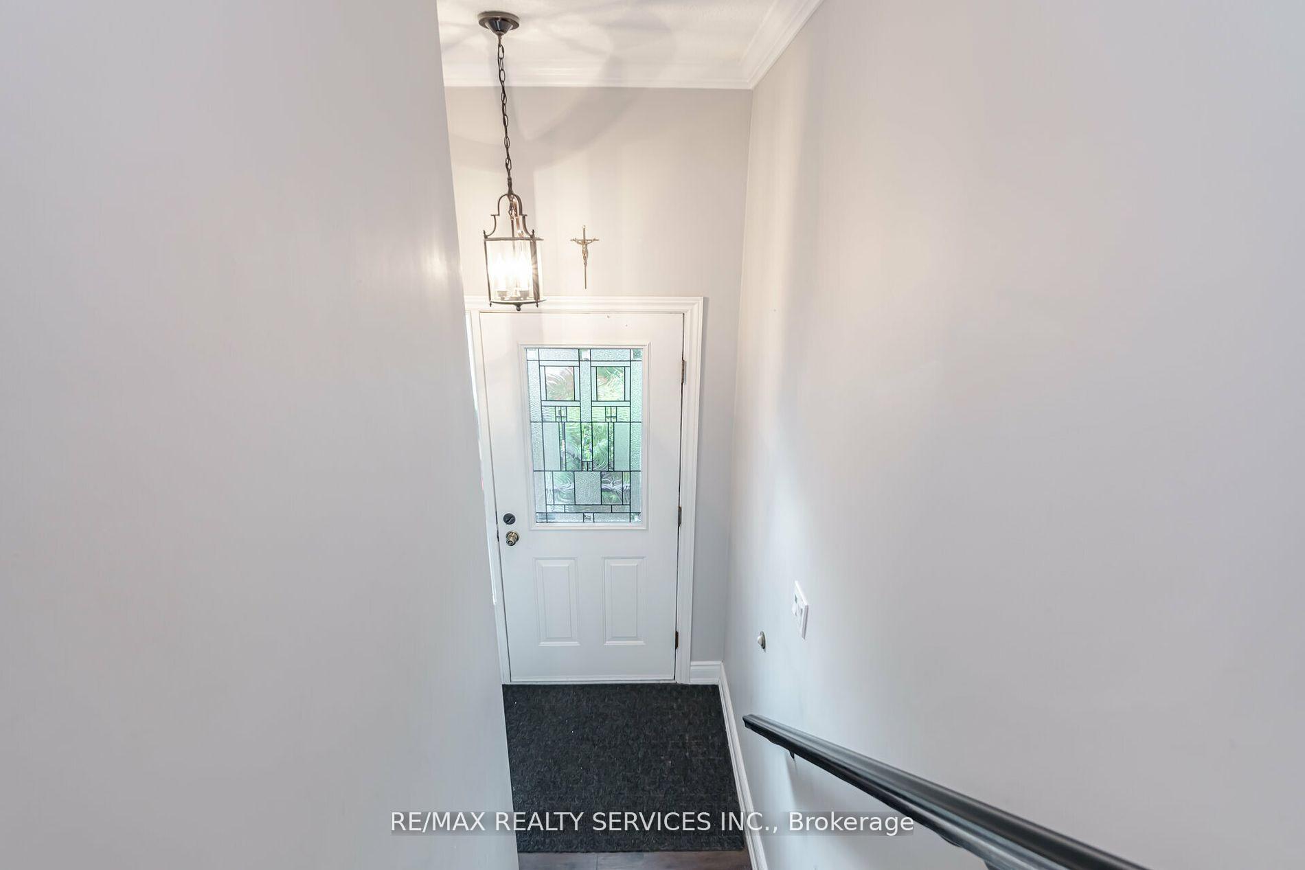 Photo 2 of 11 Courtleigh Square, Brampton, Heart Lake East — HOMEH