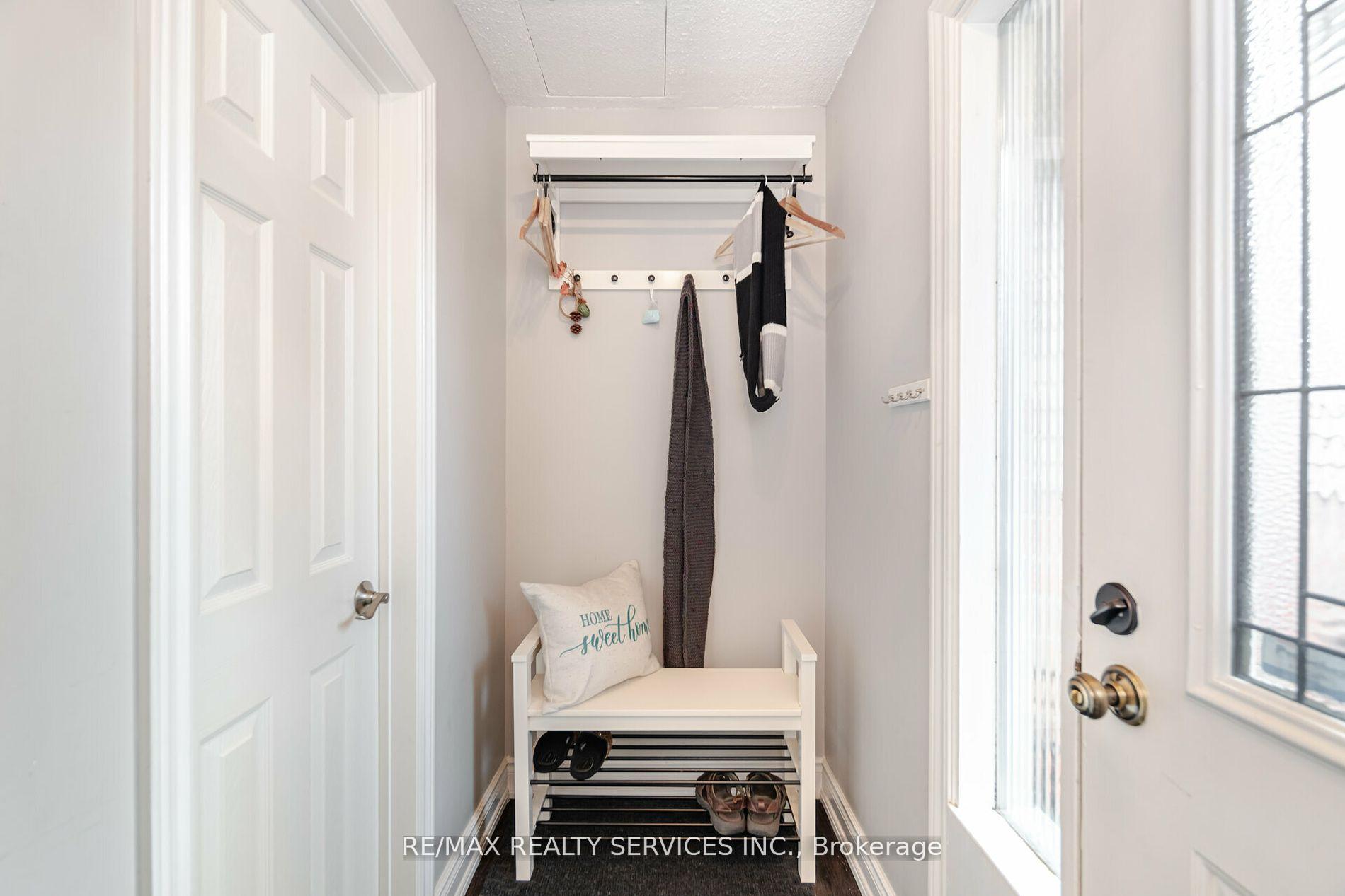 Photo 3 of 11 Courtleigh Square, Brampton, Heart Lake East — HOMEH