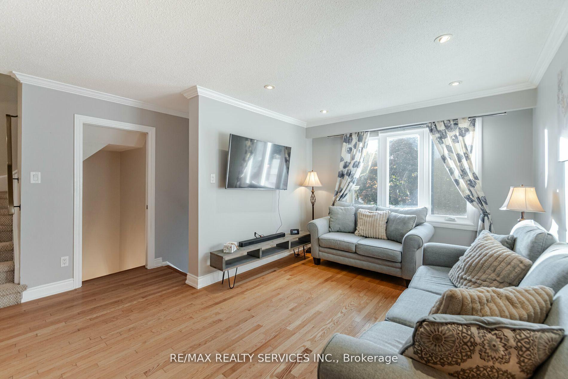 Photo 8 of 11 Courtleigh Square, Brampton, Heart Lake East — HOMEH