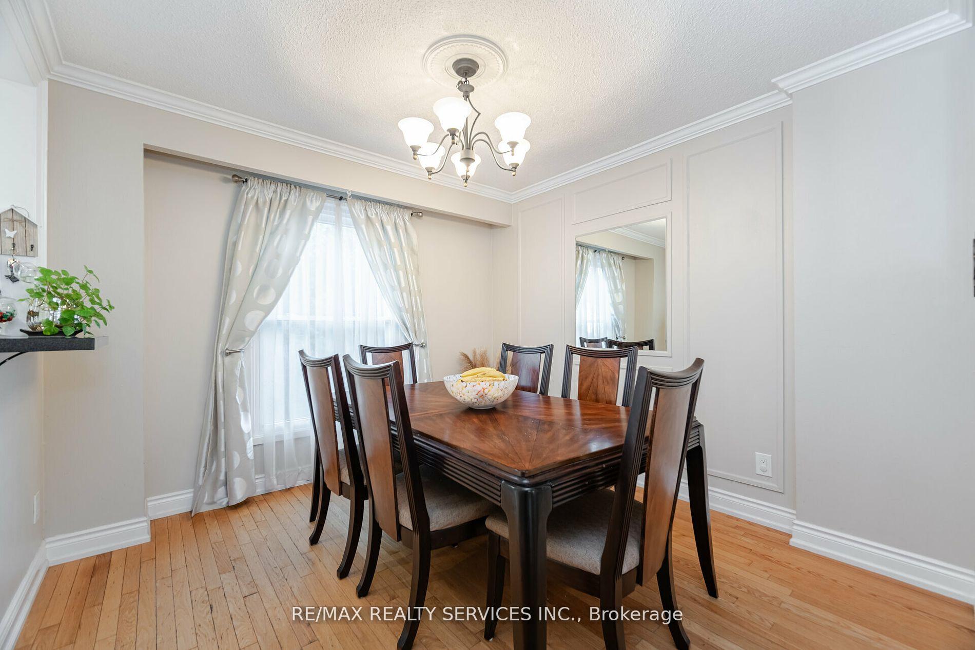 Photo 6 of 11 Courtleigh Square, Brampton, Heart Lake East — HOMEH