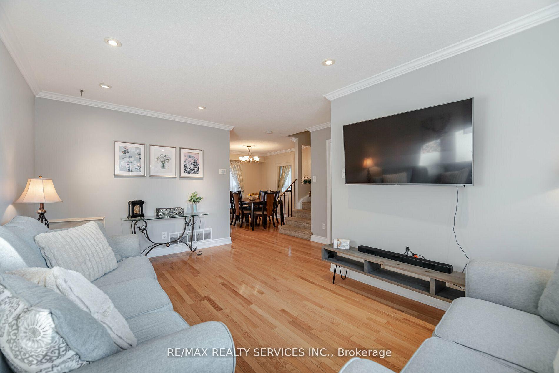 Photo 9 of 11 Courtleigh Square, Brampton, Heart Lake East — HOMEH