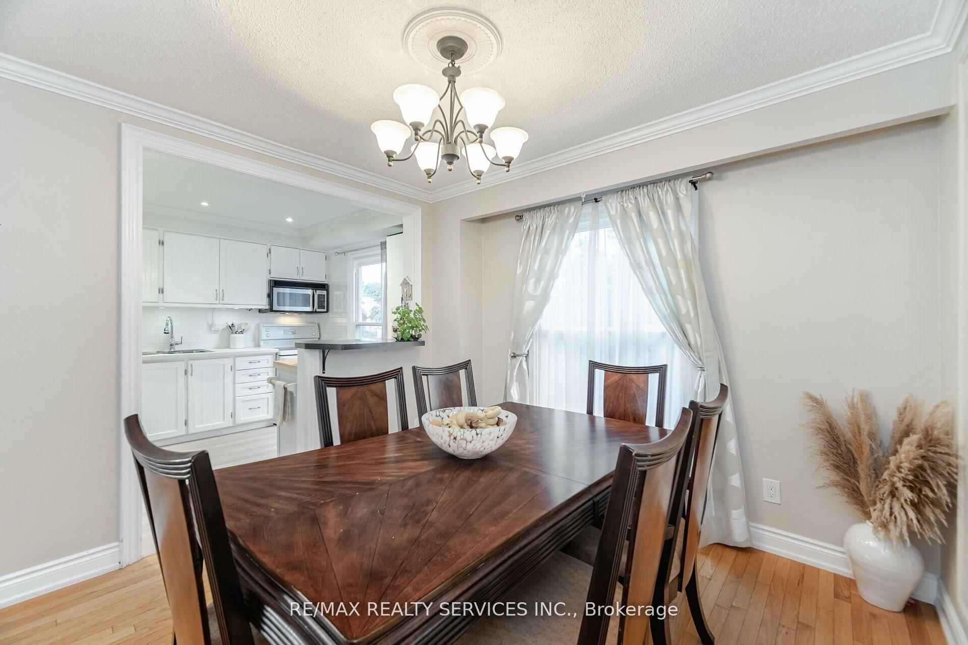 Photo 4 of 11 Courtleigh Square, Brampton, Heart Lake East — HOMEH