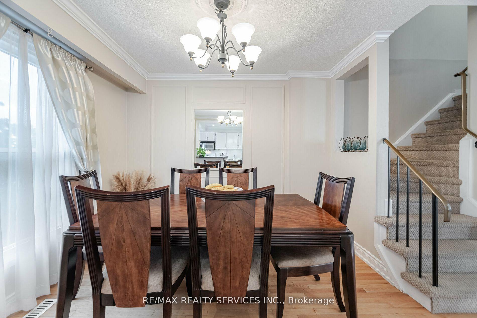 Photo 12 of 11 Courtleigh Square, Brampton, Heart Lake East — HOMEH