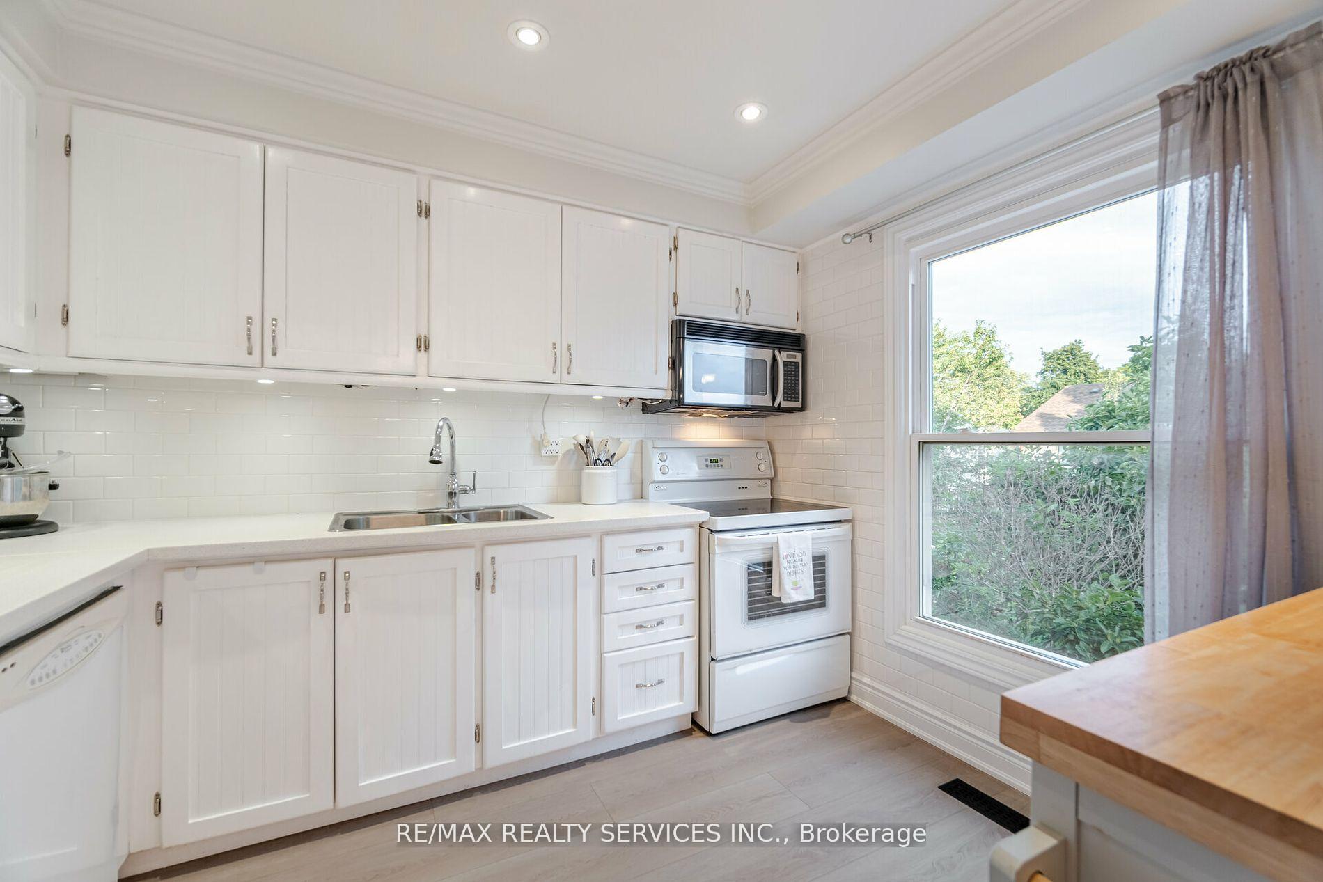Photo 16 of 11 Courtleigh Square, Brampton, Heart Lake East — HOMEH