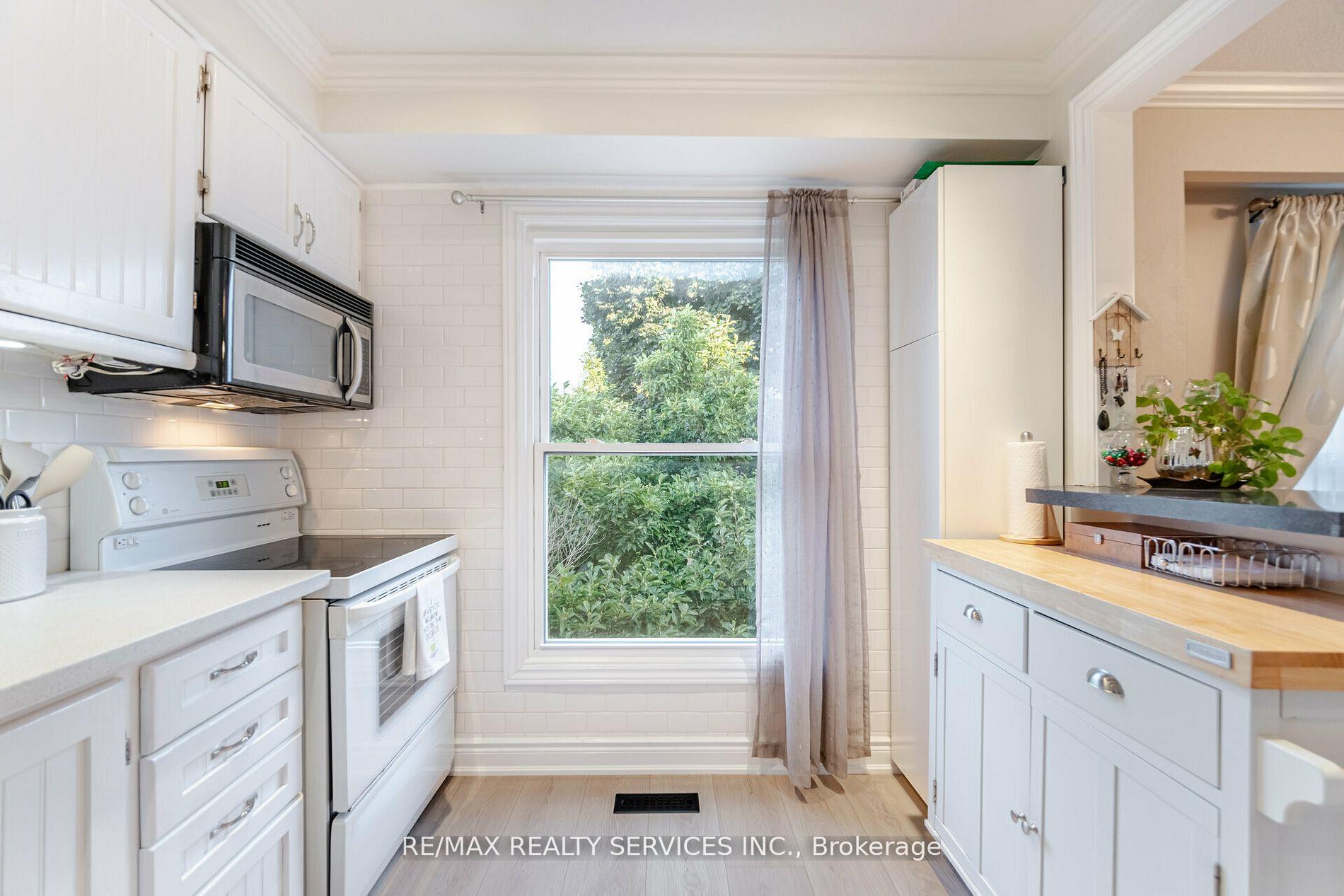 Photo 15 of 11 Courtleigh Square, Brampton, Heart Lake East — HOMEH