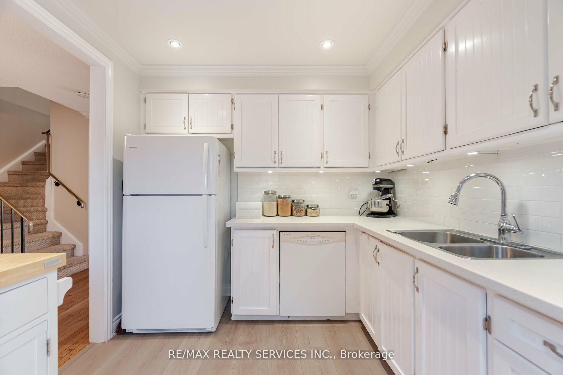 Photo 38 of 11 Courtleigh Square, Brampton, Heart Lake East — HOMEH