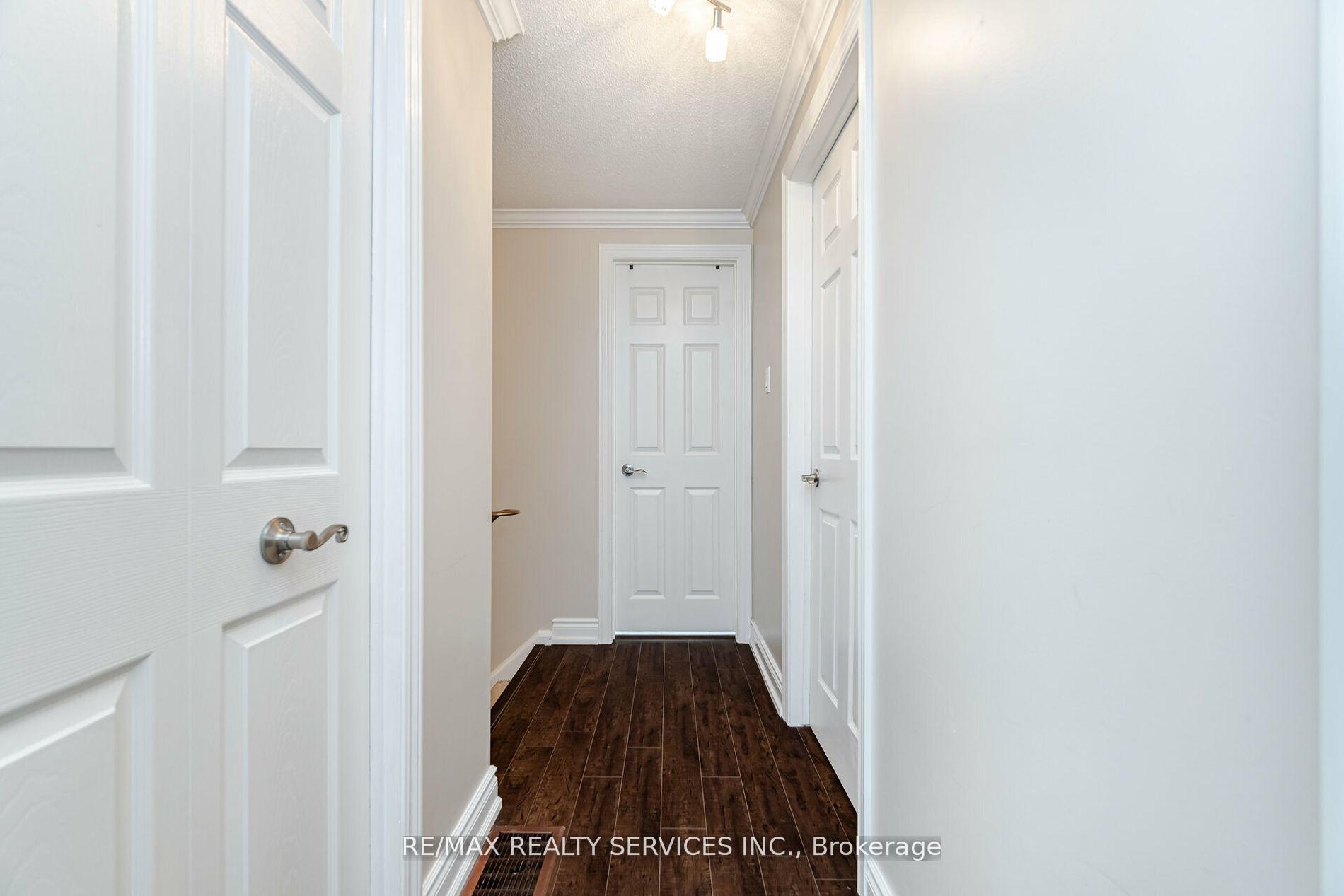 Photo 18 of 11 Courtleigh Square, Brampton, Heart Lake East — HOMEH