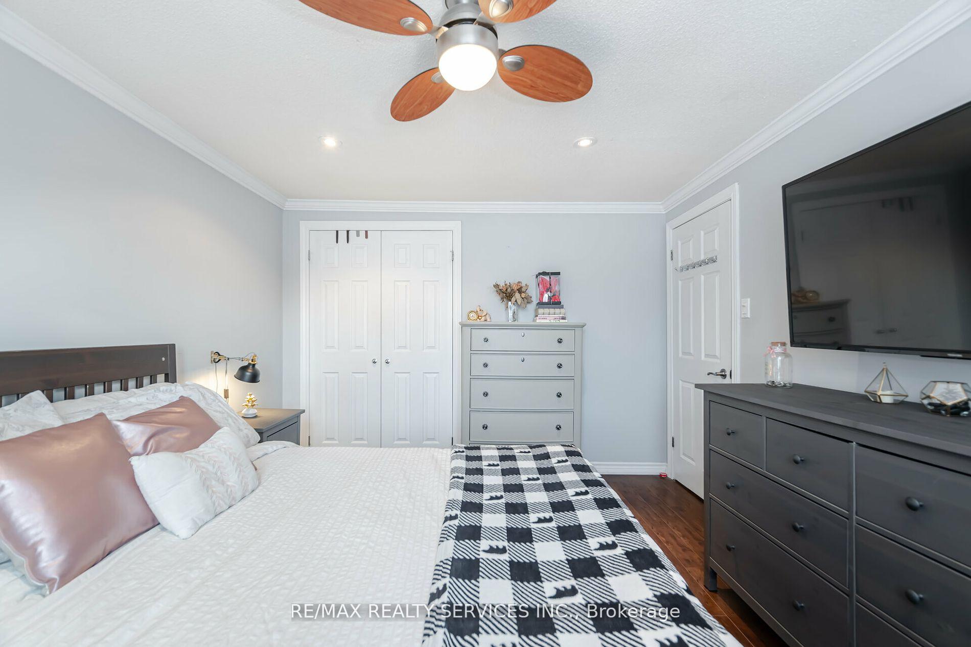 Photo 19 of 11 Courtleigh Square, Brampton, Heart Lake East — HOMEH