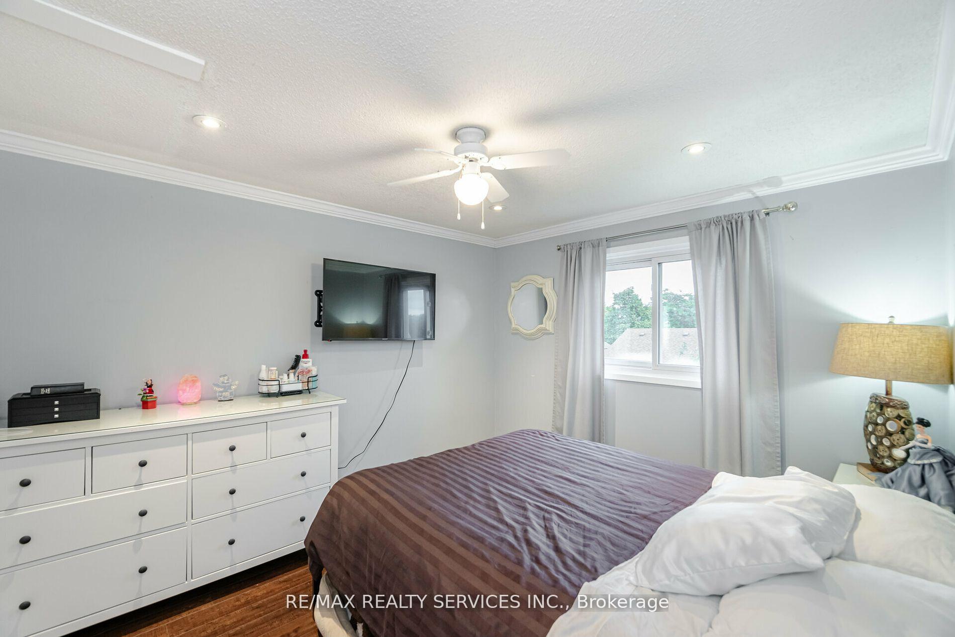 Photo 21 of 11 Courtleigh Square, Brampton, Heart Lake East — HOMEH