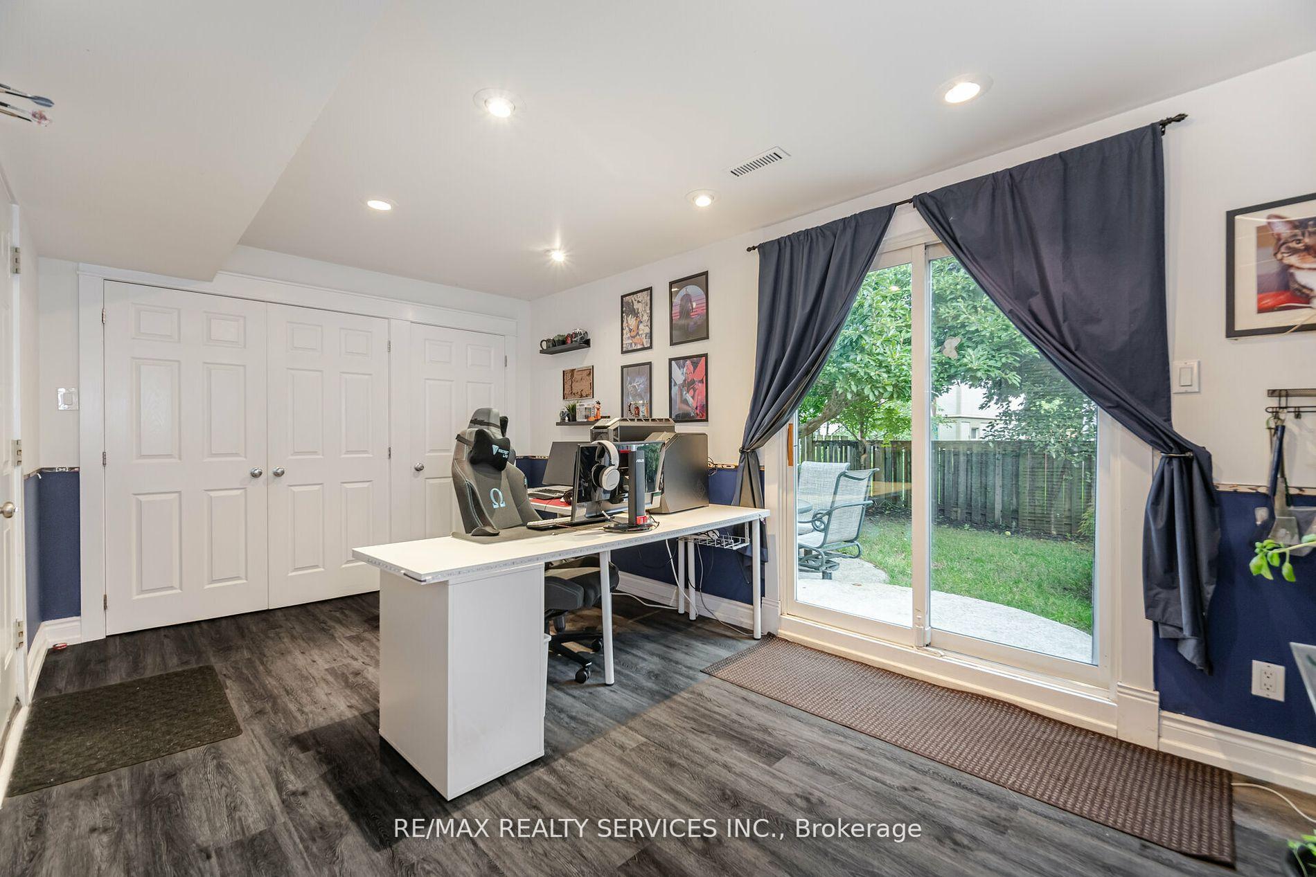 Photo 34 of 11 Courtleigh Square, Brampton, Heart Lake East — HOMEH