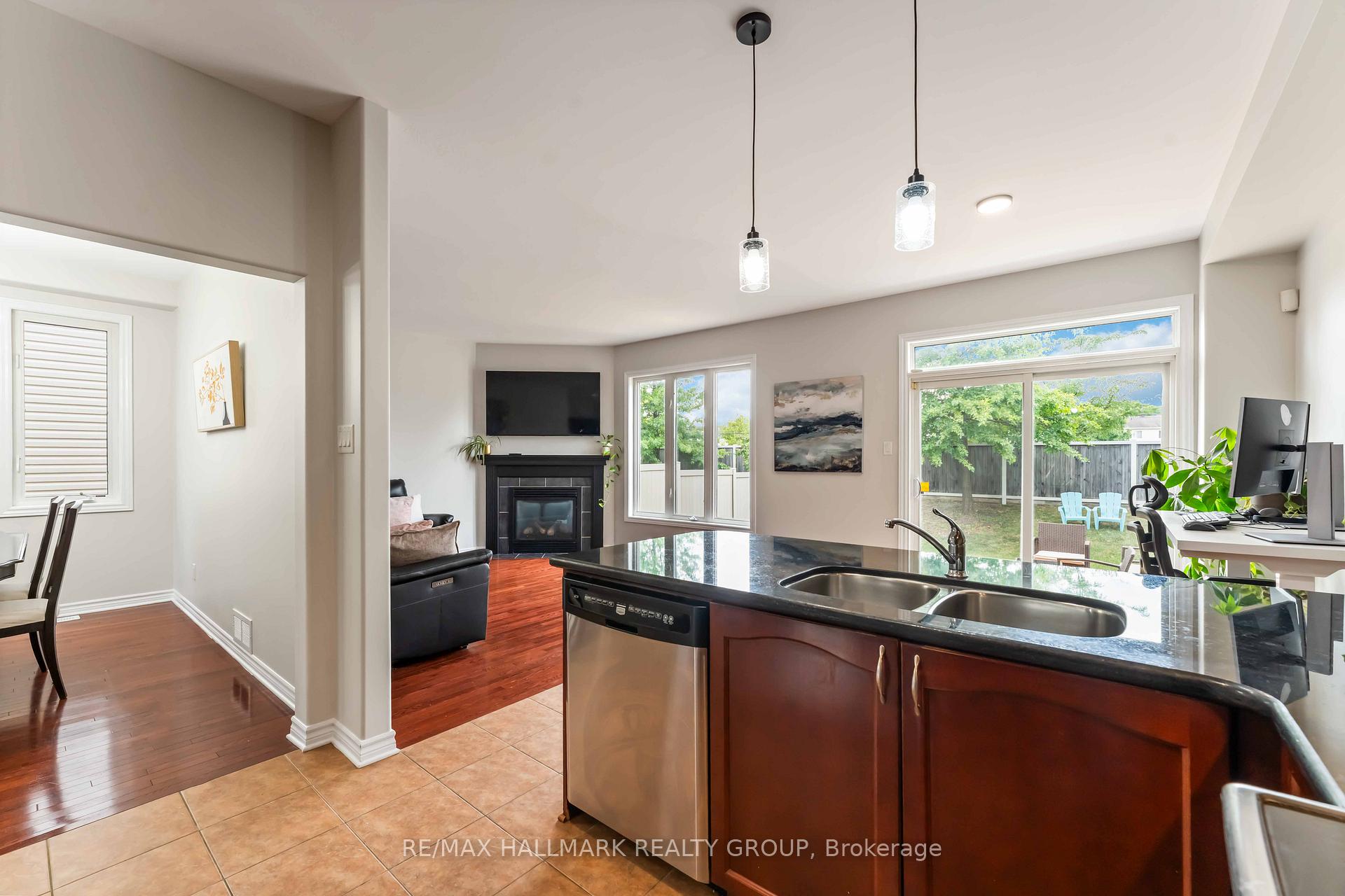Photo 5 of 656 Everlasting Crescent, Ottawa, Springridge/East Village — HOMEH