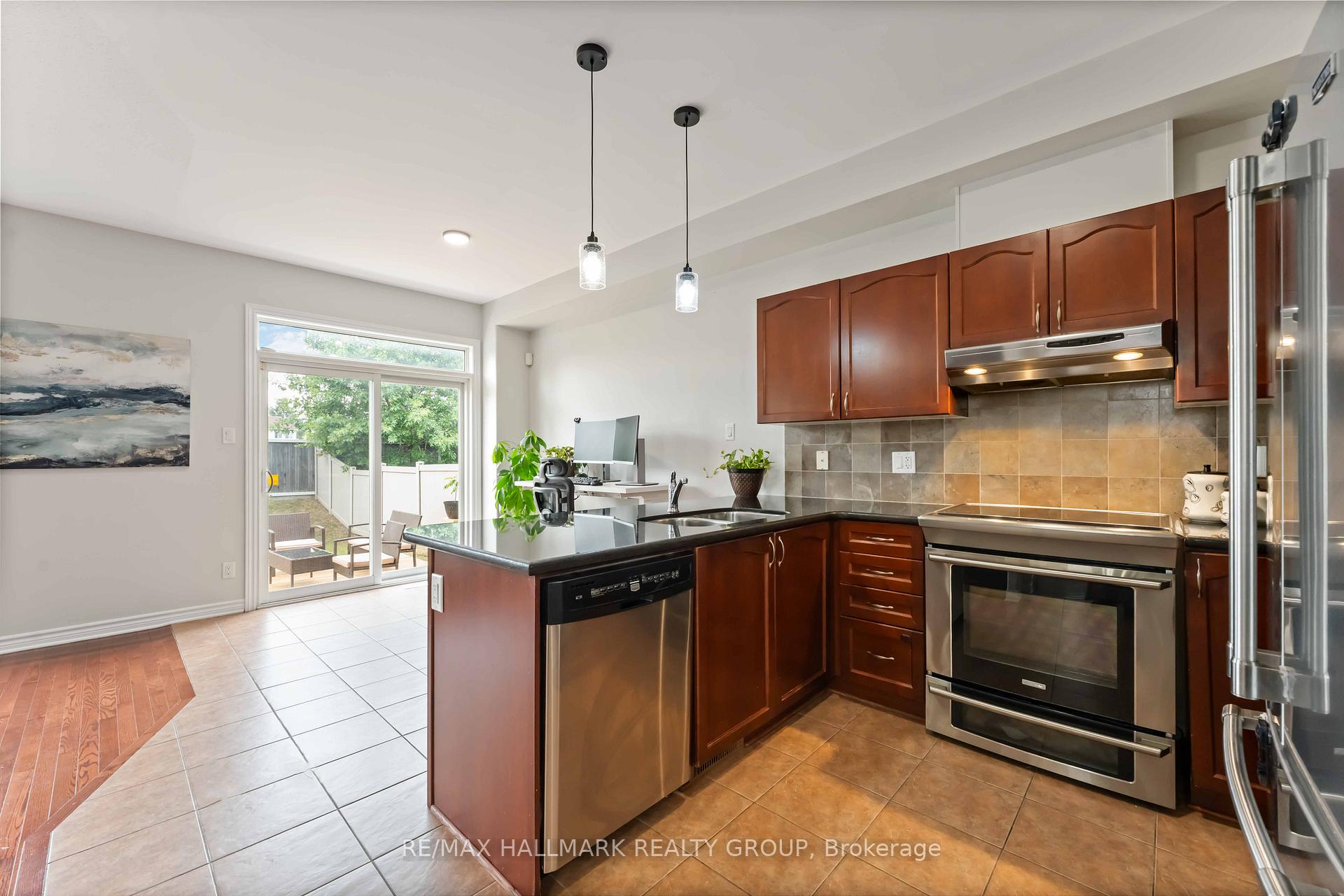 Photo 3 of 656 Everlasting Crescent, Ottawa, Springridge/East Village — HOMEH