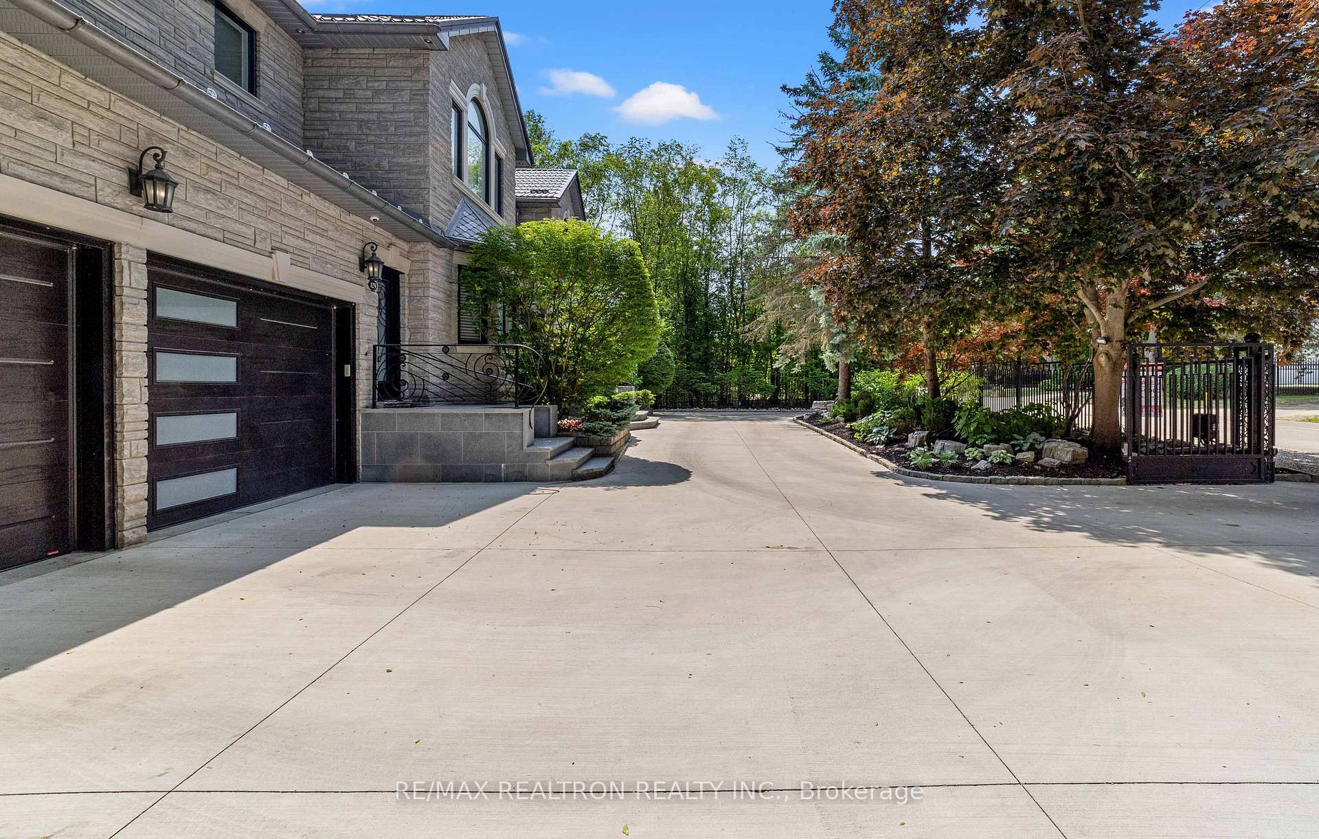 Photo 10 of 129 Thornridge Drive, Vaughan, Crestwood-Springfarm-Yorkhill — HOMEH