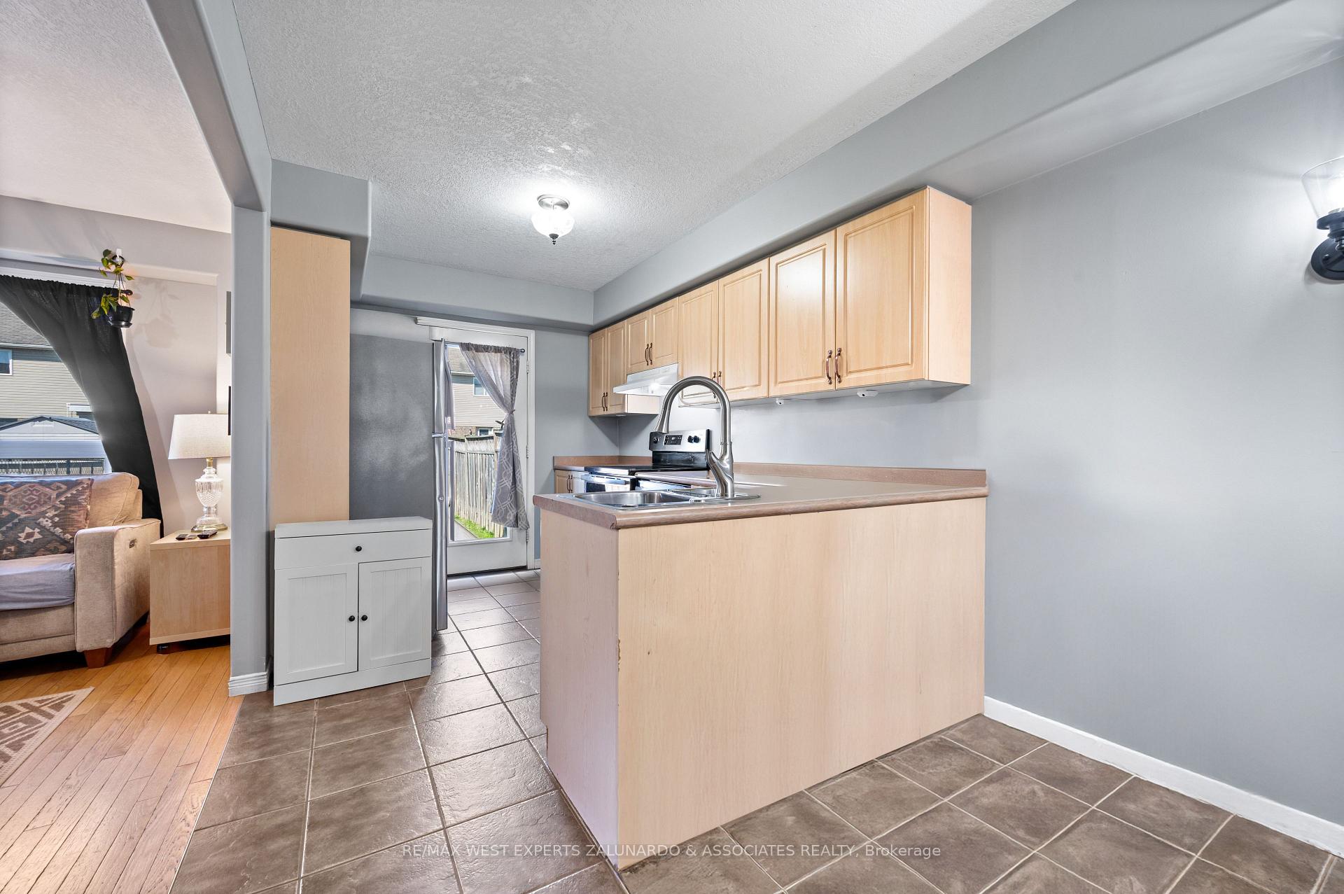Photo 5 of 70 Ruthven Crescent, New Tecumseth, Alliston — HOMEH