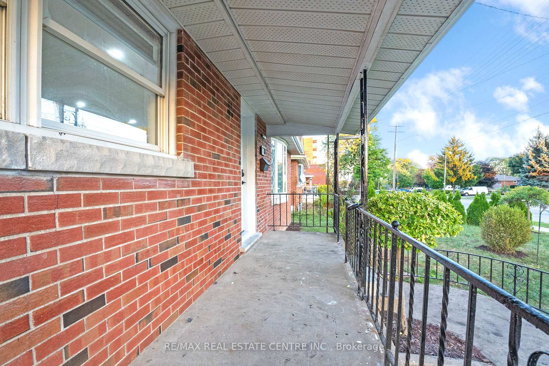 Photo 13 of 959 Mohawk Road E, Hamilton, Huntington — HOMEH