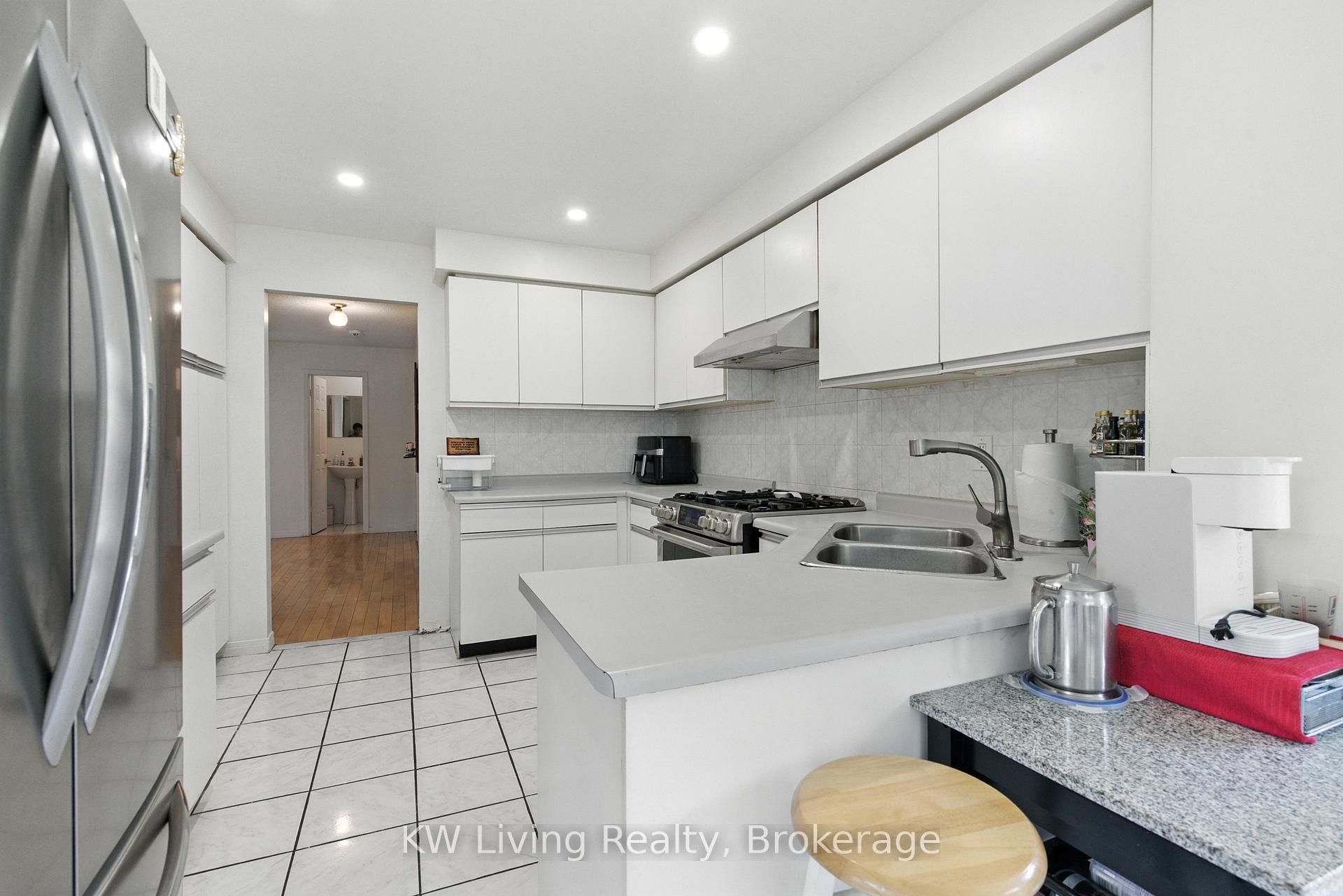 Photo 3 of 1599 Summergrove Crescent, Mississauga, East Credit — HOMEH