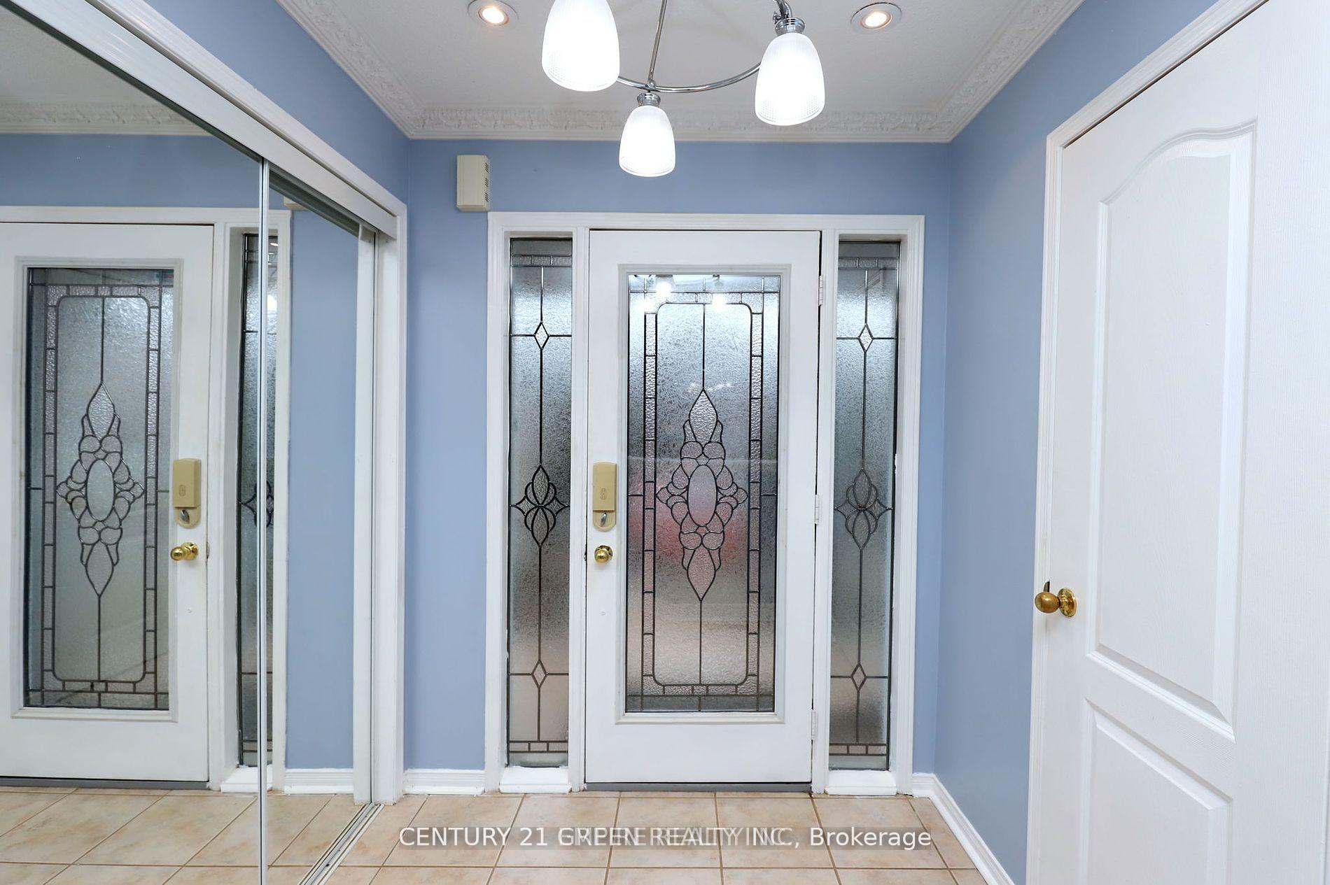 Photo 3 of 21 Spencer Drive, Brampton, Fletcher's Meadow — HOMEH