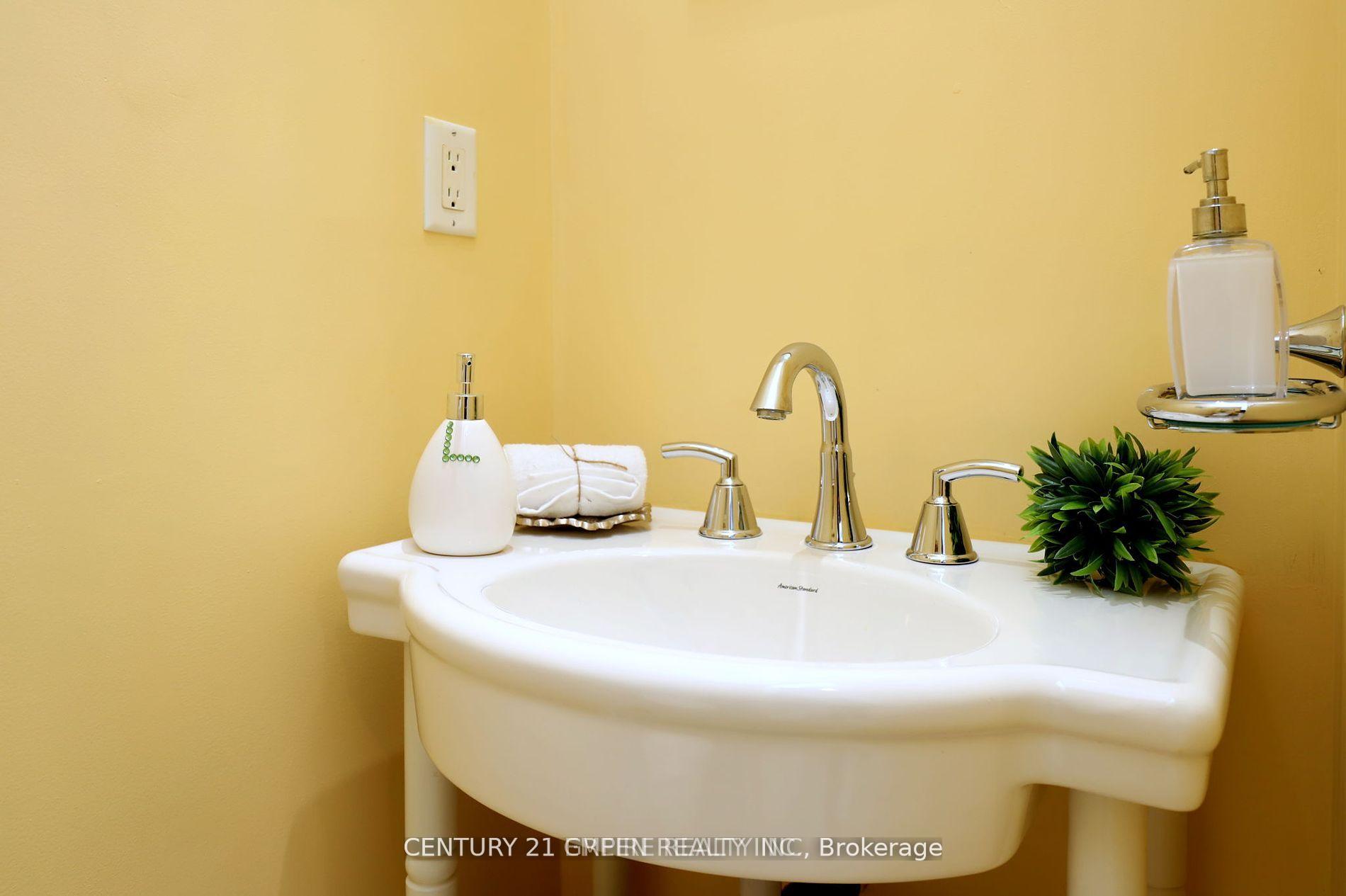 Photo 4 of 21 Spencer Drive, Brampton, Fletcher's Meadow — HOMEH