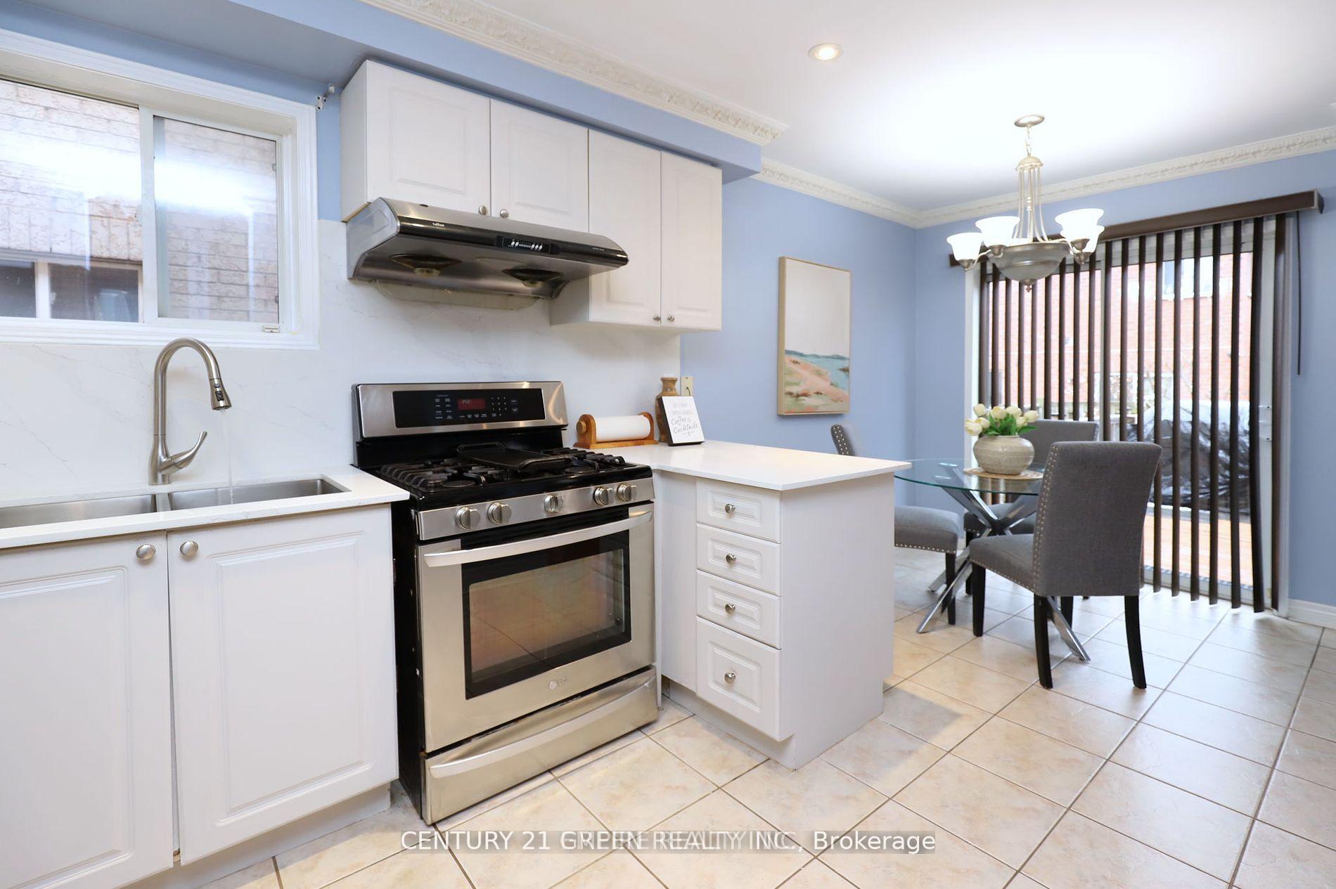 Photo 9 of 21 Spencer Drive, Brampton, Fletcher's Meadow — HOMEH