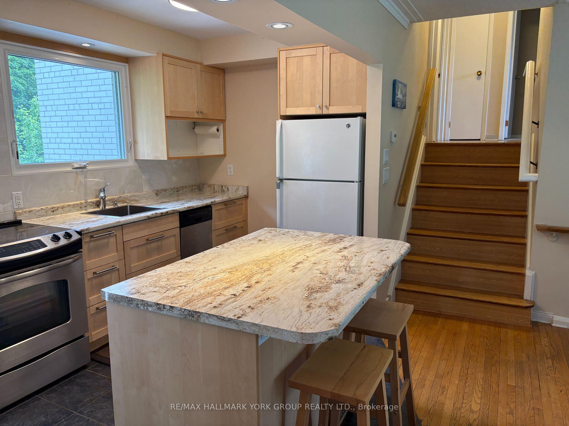 Photo 3 of 53 Humber Crescent, King, King City — HOMEH