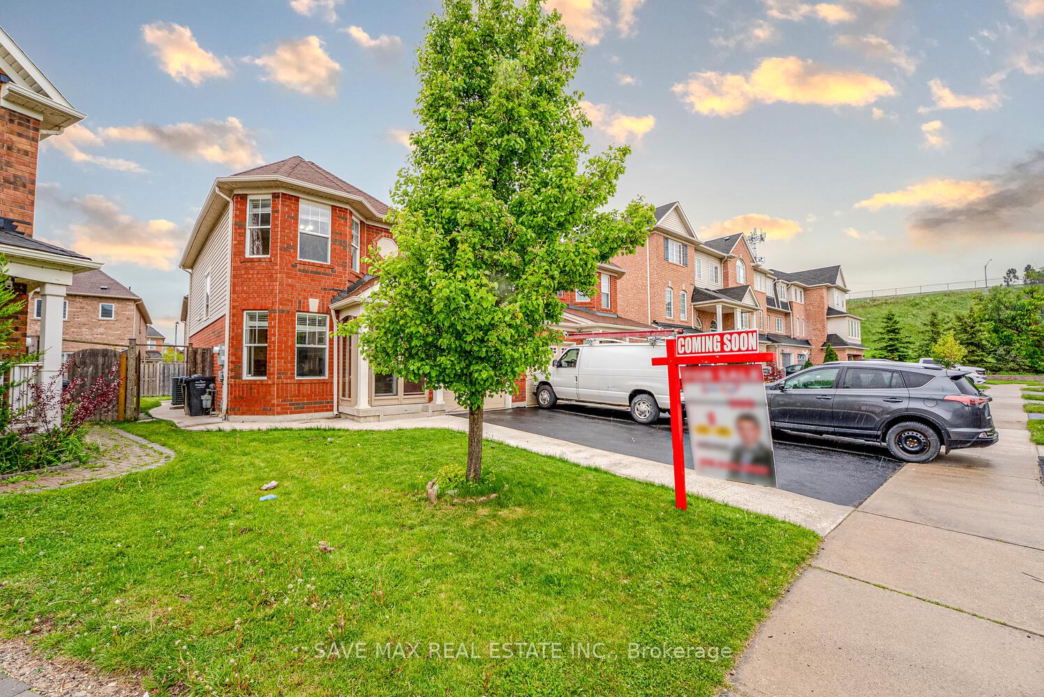 Photo 5 of 114 Decker Hollow Circle, Brampton, Credit Valley — HOMEH