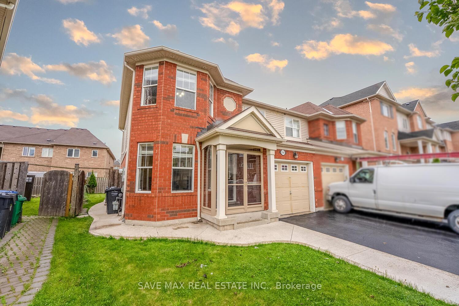 Photo 2 of 114 Decker Hollow Circle, Brampton, Credit Valley — HOMEH