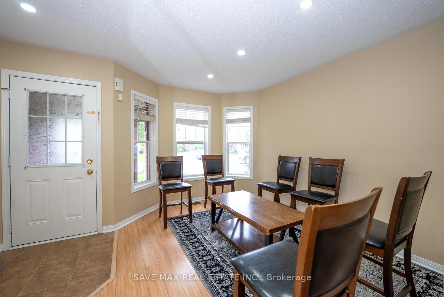 Photo 3 of 114 Decker Hollow Circle, Brampton, Credit Valley — HOMEH