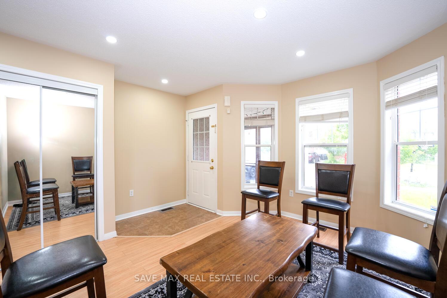 Photo 4 of 114 Decker Hollow Circle, Brampton, Credit Valley — HOMEH