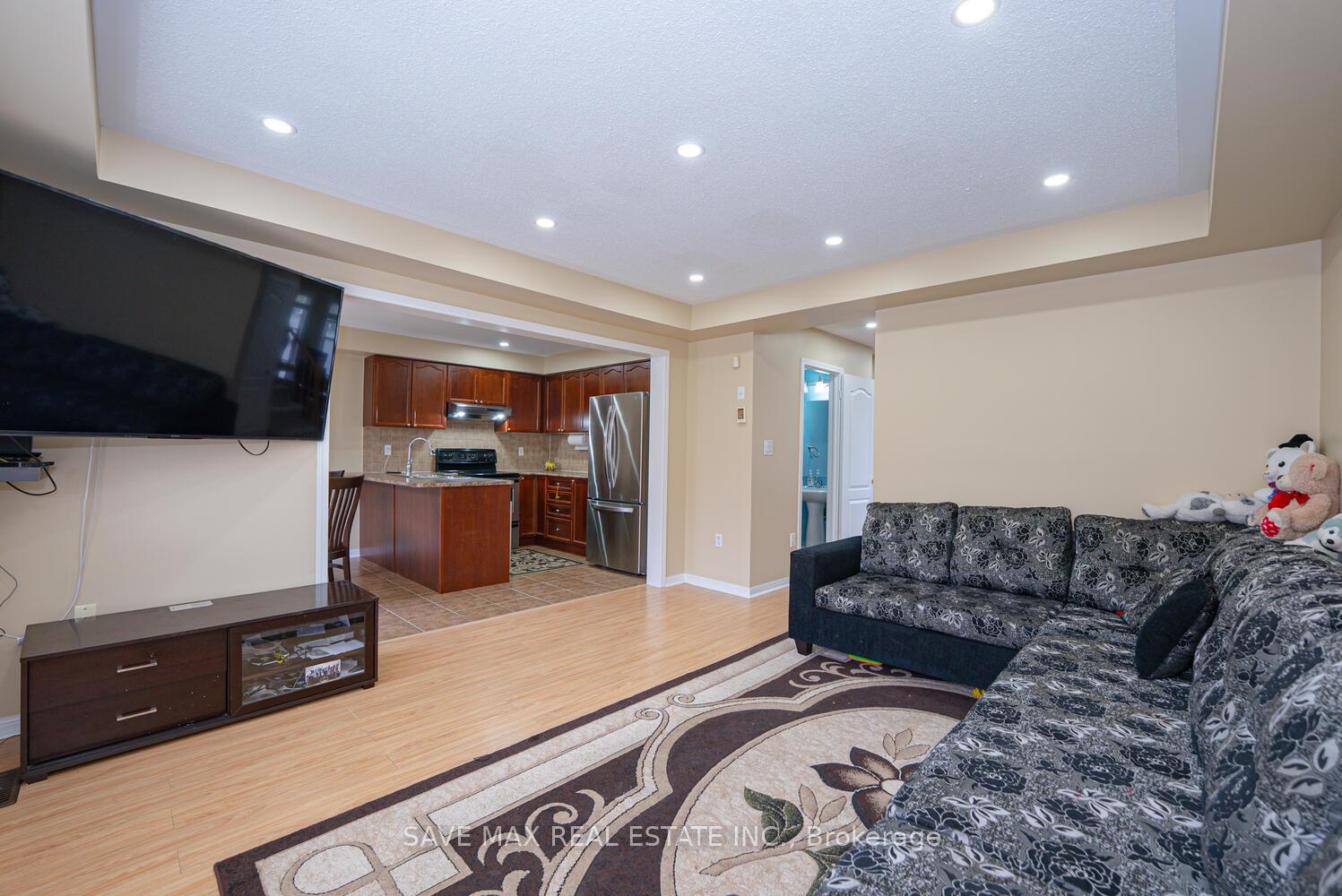 Photo 7 of 114 Decker Hollow Circle, Brampton, Credit Valley — HOMEH