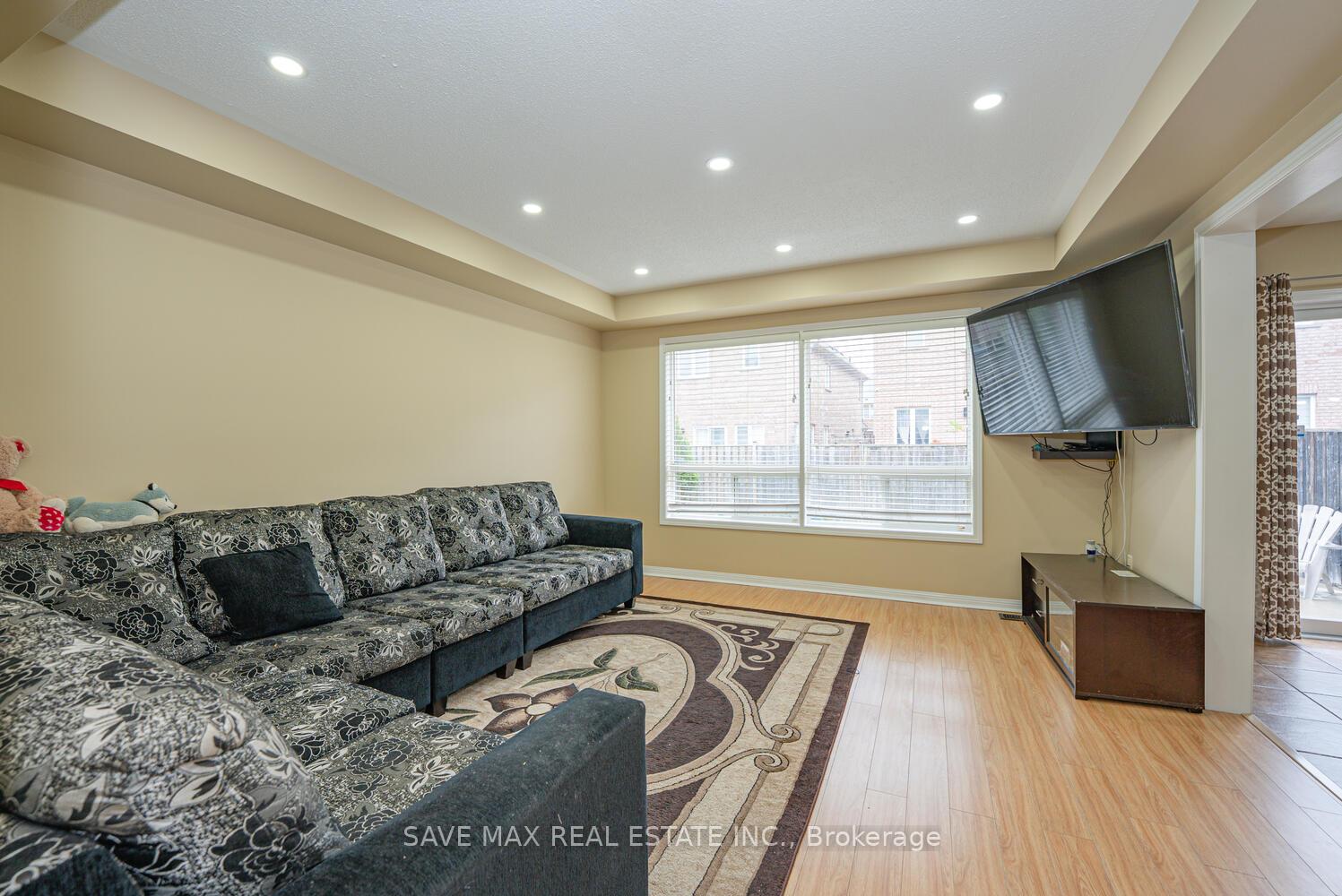 Photo 9 of 114 Decker Hollow Circle, Brampton, Credit Valley — HOMEH