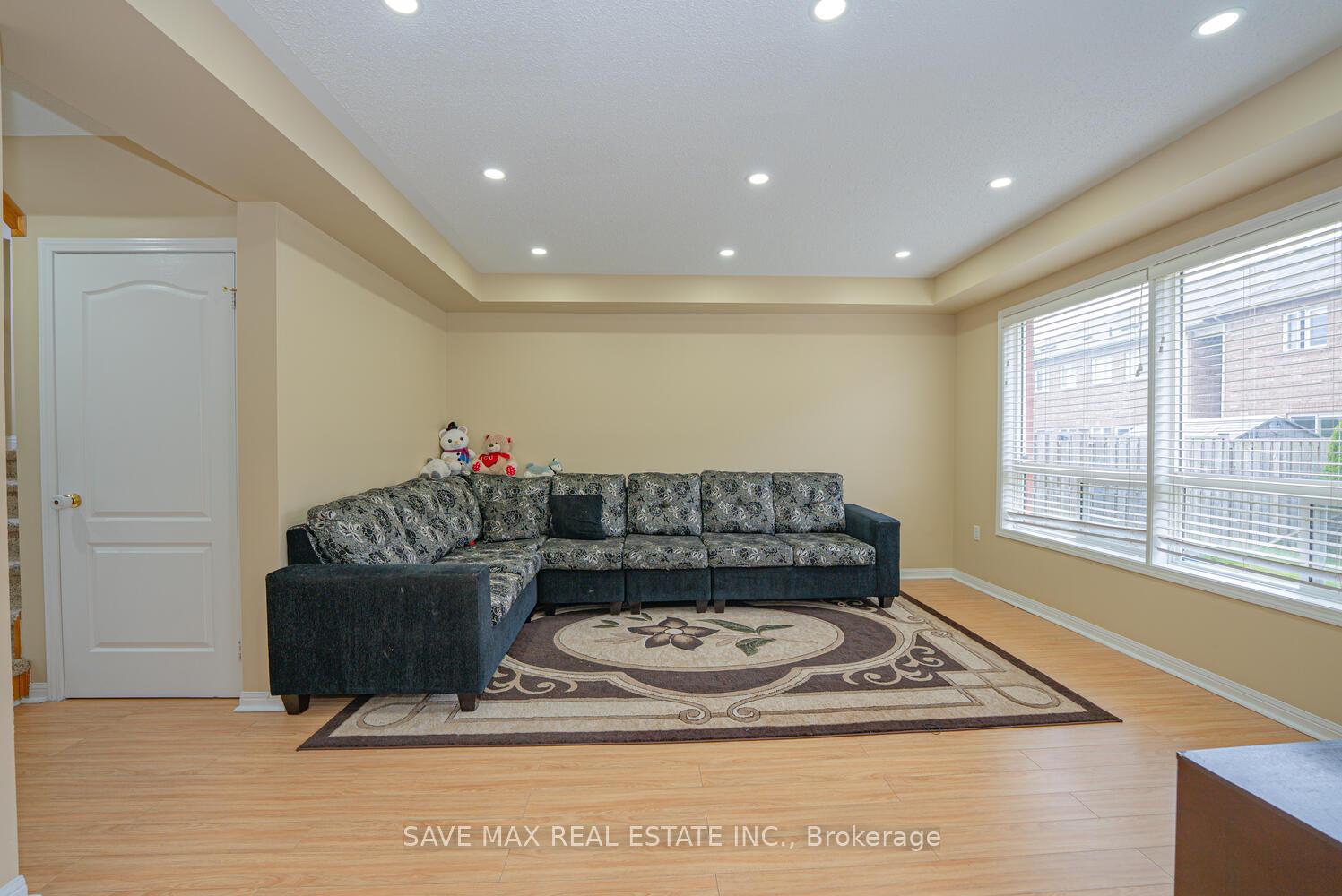 Photo 8 of 114 Decker Hollow Circle, Brampton, Credit Valley — HOMEH